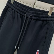 ,Moncler 蒙口,2026春秋最新品,专柜同步有售,原单狠货,时尚休闲裤,采用进口原版面料,顶级压胶工艺字母图案l ,Moncler 蒙口,2026春秋最新品,专柜同步有售,原单狠货,时尚休闲裤,采用进口原版面料,顶级压胶工艺字母图案l