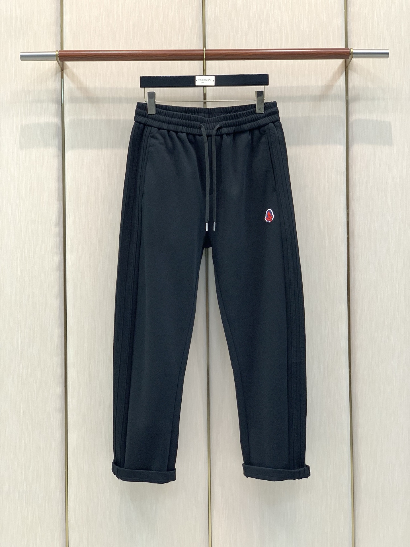 ，Moncler 蒙口，2026春秋最新品，专柜同步有售，原单狠货，时尚休闲裤，采用进口原版面料，顶级压胶工艺字母图案l