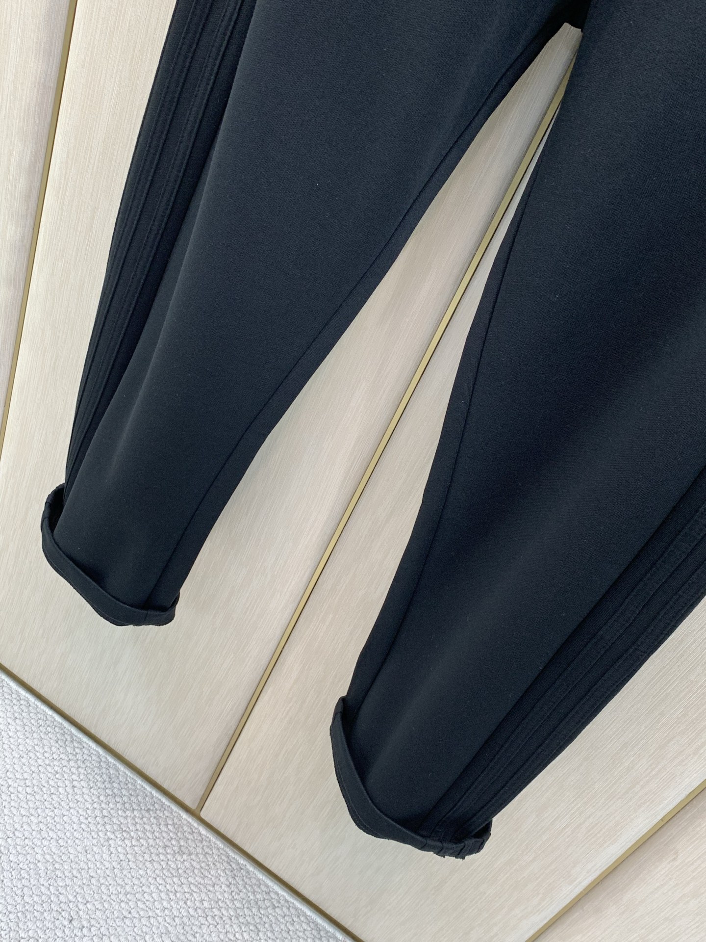 ,Moncler 蒙口,2026春秋最新品,专柜同步有售,原单狠货,时尚休闲裤,采用进口原版面料,顶级压胶工艺字母图案l ,Moncler 蒙口,2026春秋最新品,专柜同步有售,原单狠货,时尚休闲裤,采用进口原版面料,顶级压胶工艺字母图案l
