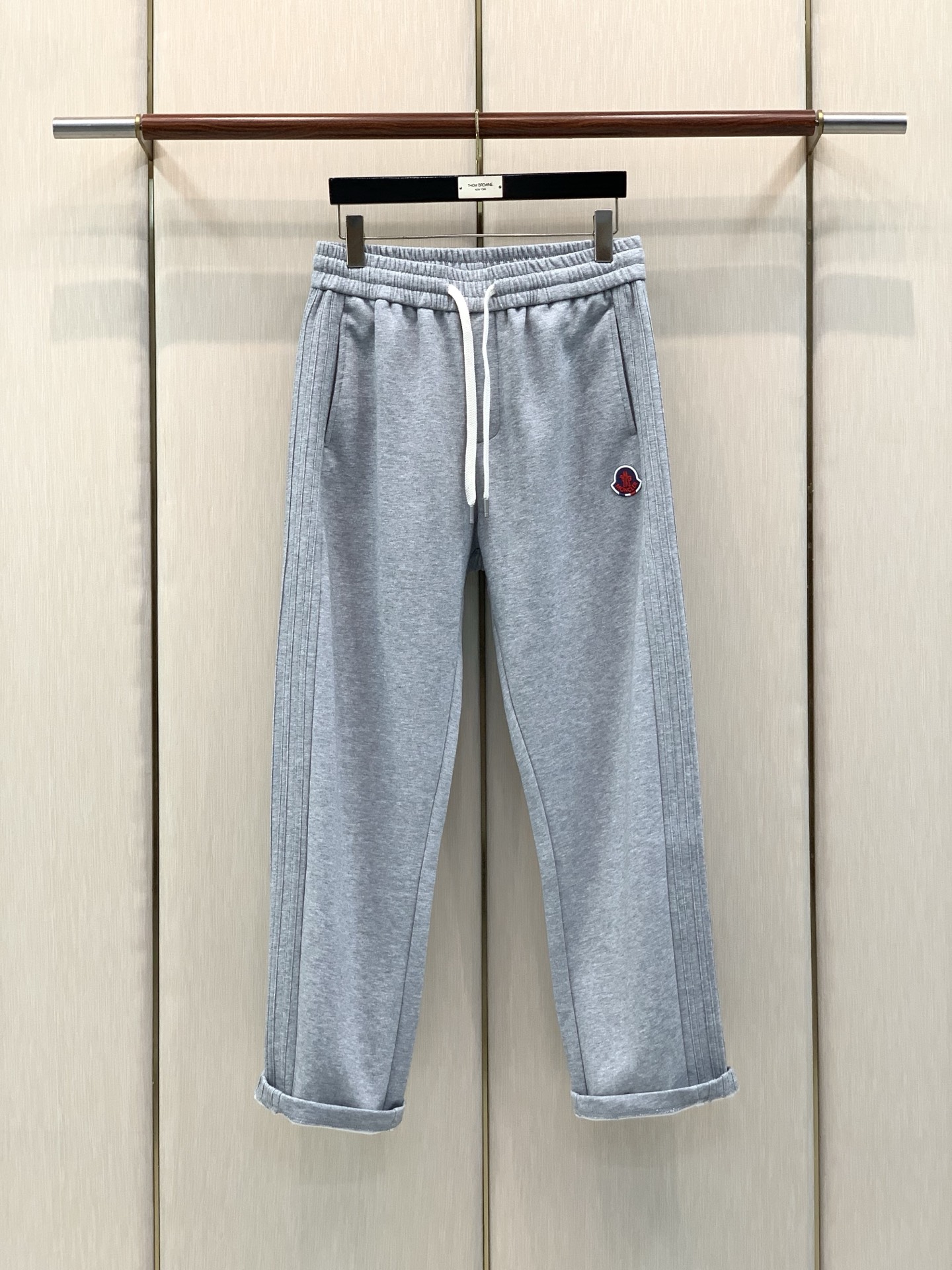 ，Moncler 蒙口，2026春秋最新品，专柜同步有售，原单狠货，时尚休闲裤，采用进口原版面料，顶级压胶工艺字母图案l
