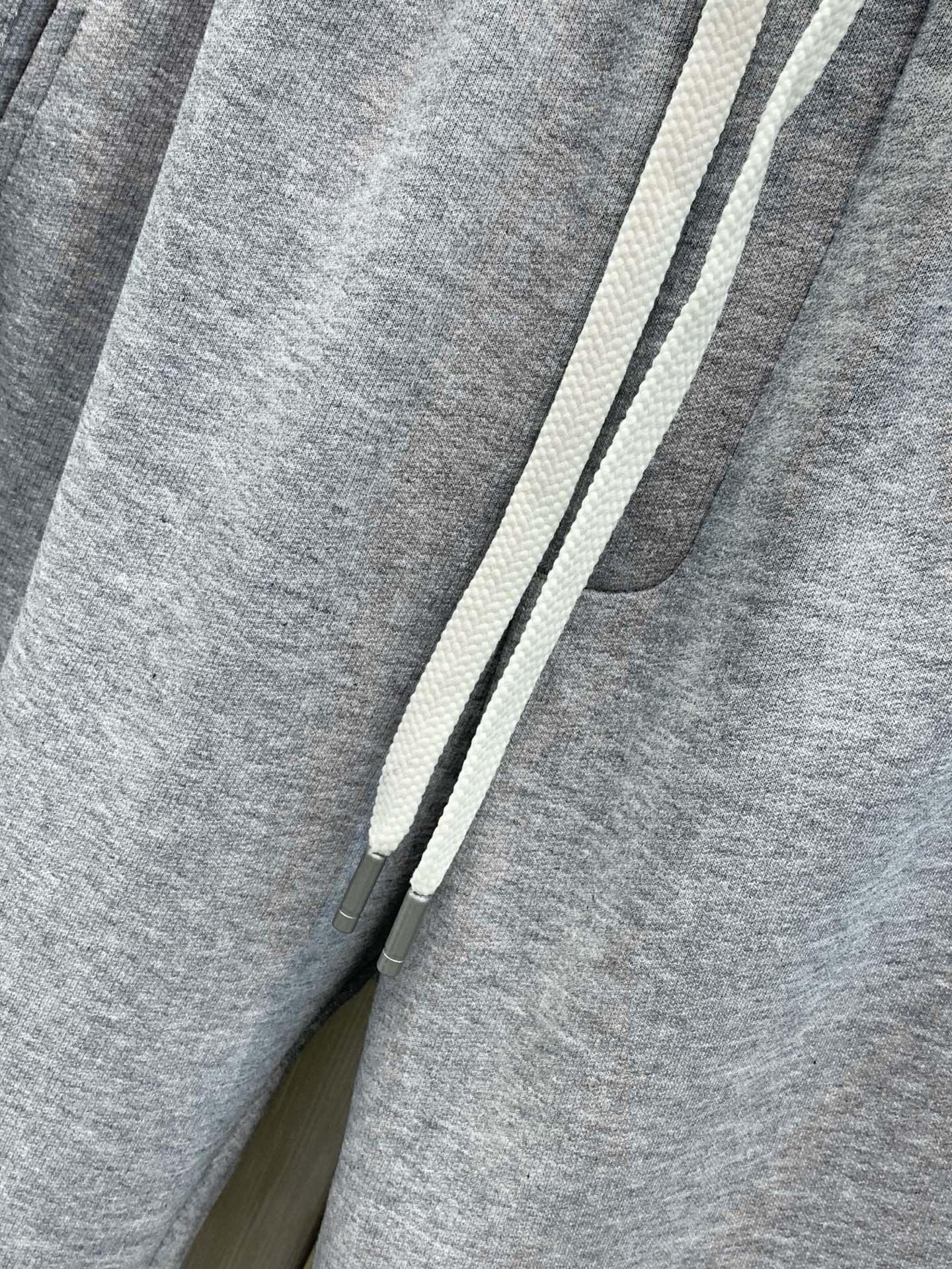，Moncler 蒙口，2026春秋最新品，专柜同步有售，原单狠货，时尚休闲裤，采用进口原版面料，顶级压胶工艺字母图案l