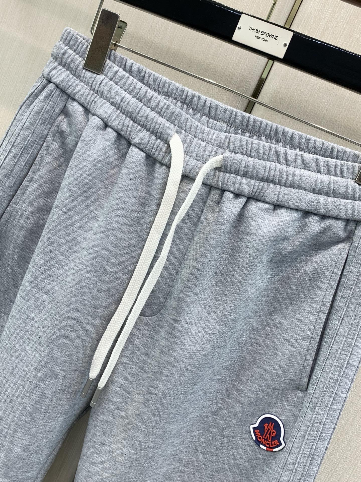 ，Moncler 蒙口，2026春秋最新品，专柜同步有售，原单狠货，时尚休闲裤，采用进口原版面料，顶级压胶工艺字母图案l