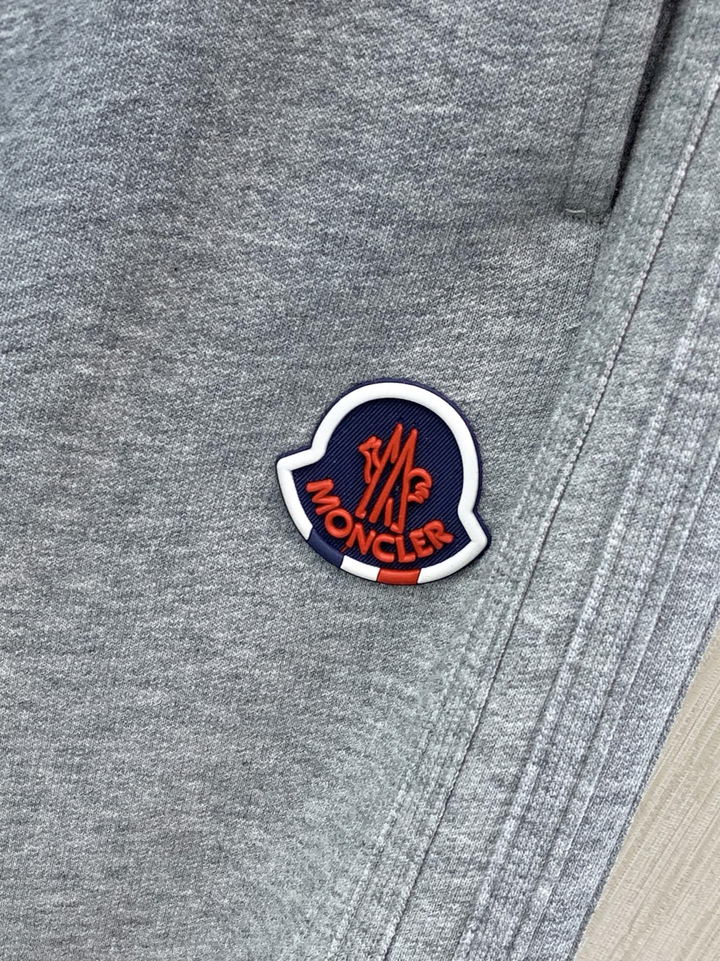 ，Moncler 蒙口，2026春秋最新品，专柜同步有售，原单狠货，时尚休闲裤，采用进口原版面料，顶级压胶工艺字母图案l