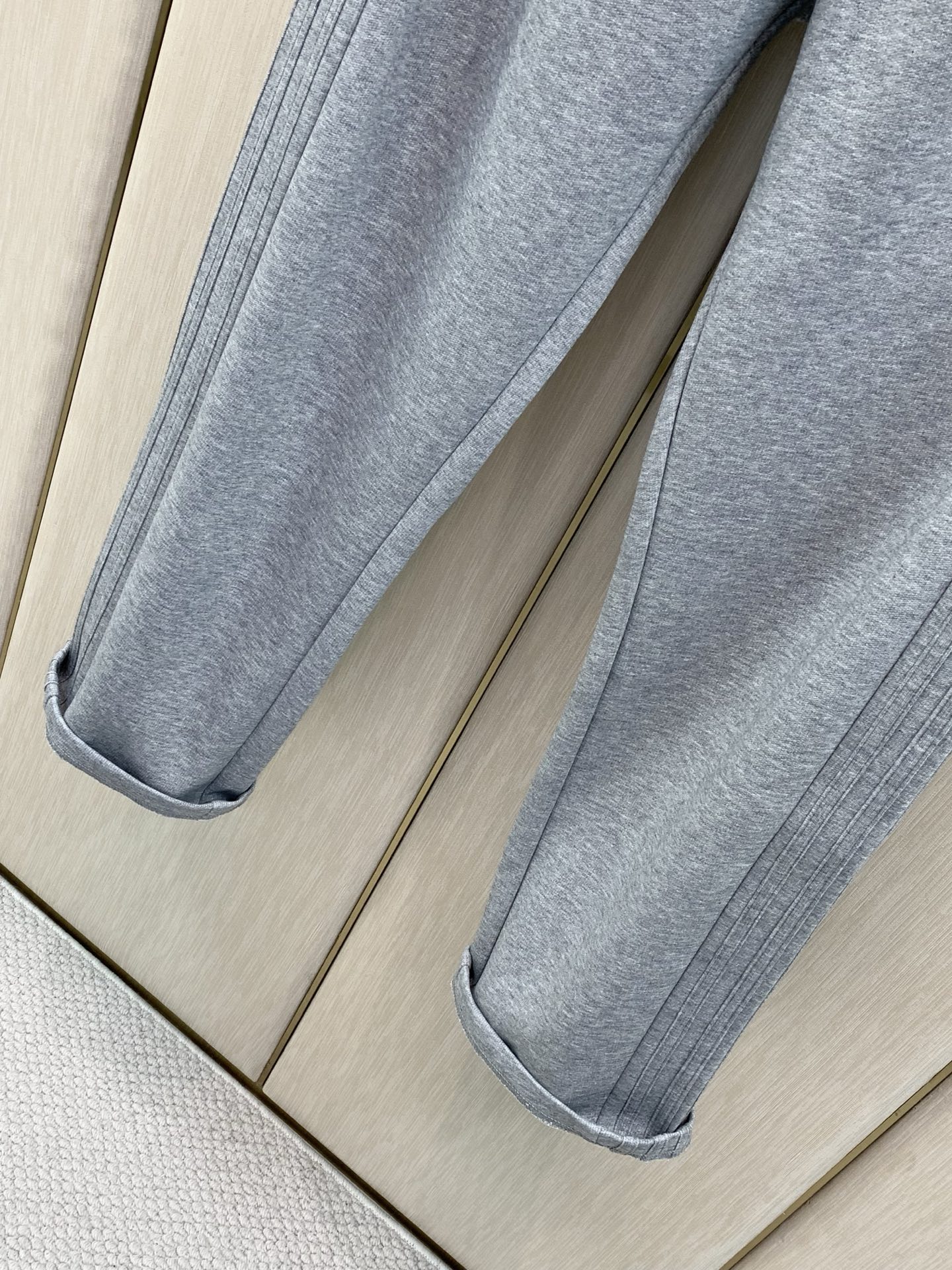 ，Moncler 蒙口，2026春秋最新品，专柜同步有售，原单狠货，时尚休闲裤，采用进口原版面料，顶级压胶工艺字母图案l