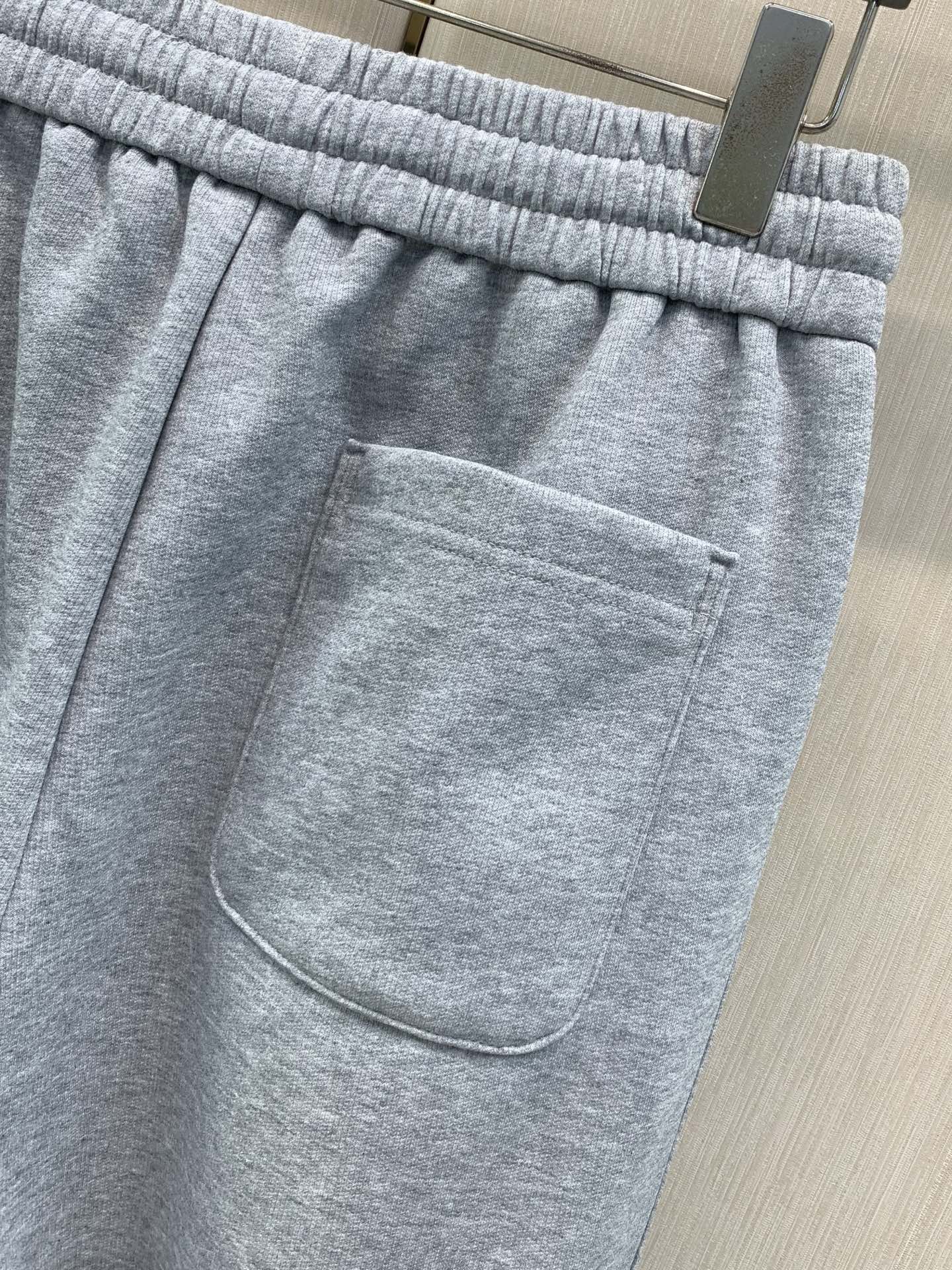 ，Moncler 蒙口，2026春秋最新品，专柜同步有售，原单狠货，时尚休闲裤，采用进口原版面料，顶级压胶工艺字母图案l