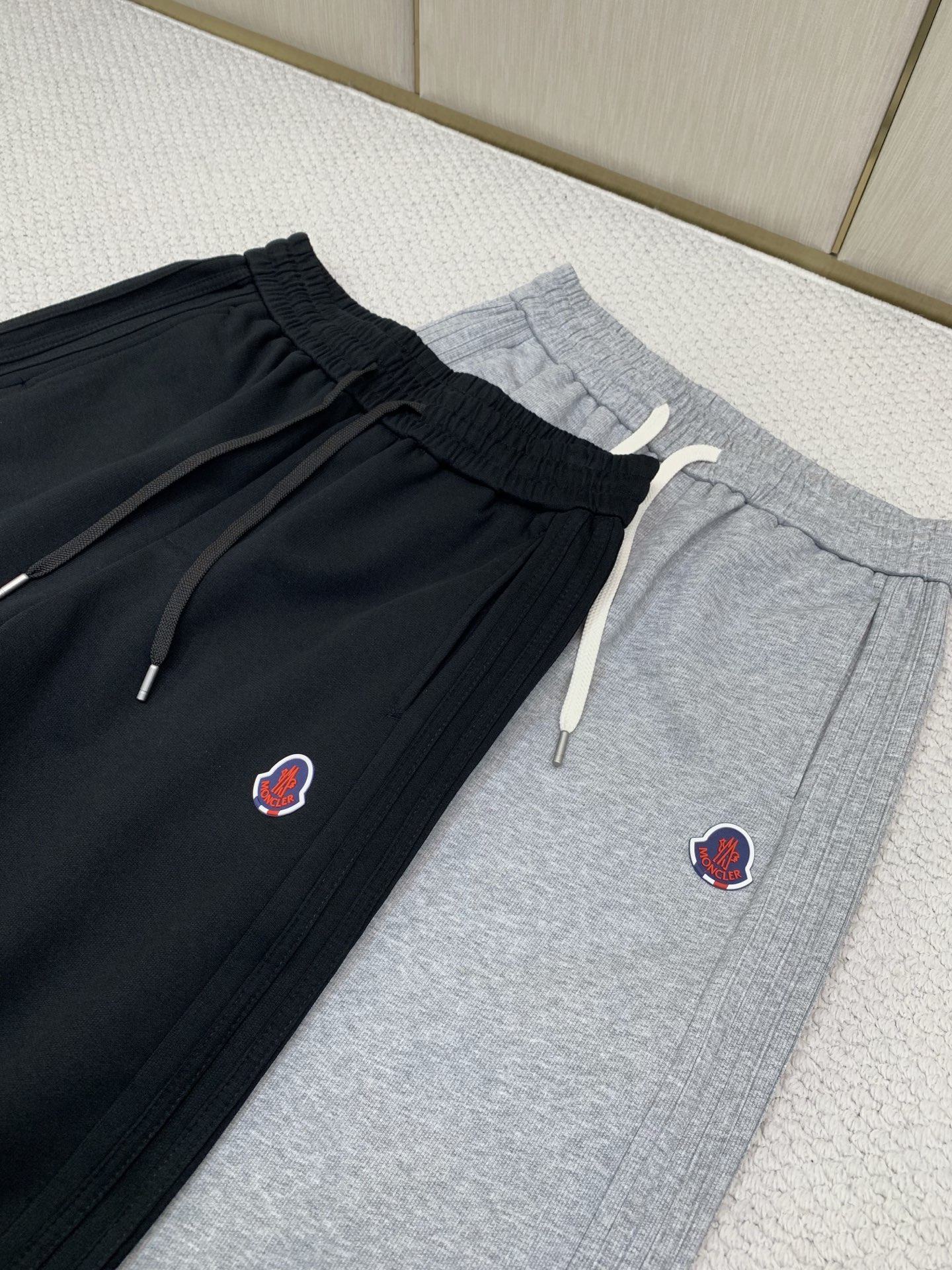 ，Moncler 蒙口，2026春秋最新品，专柜同步有售，原单狠货，时尚休闲裤，采用进口原版面料，顶级压胶工艺字母图案l