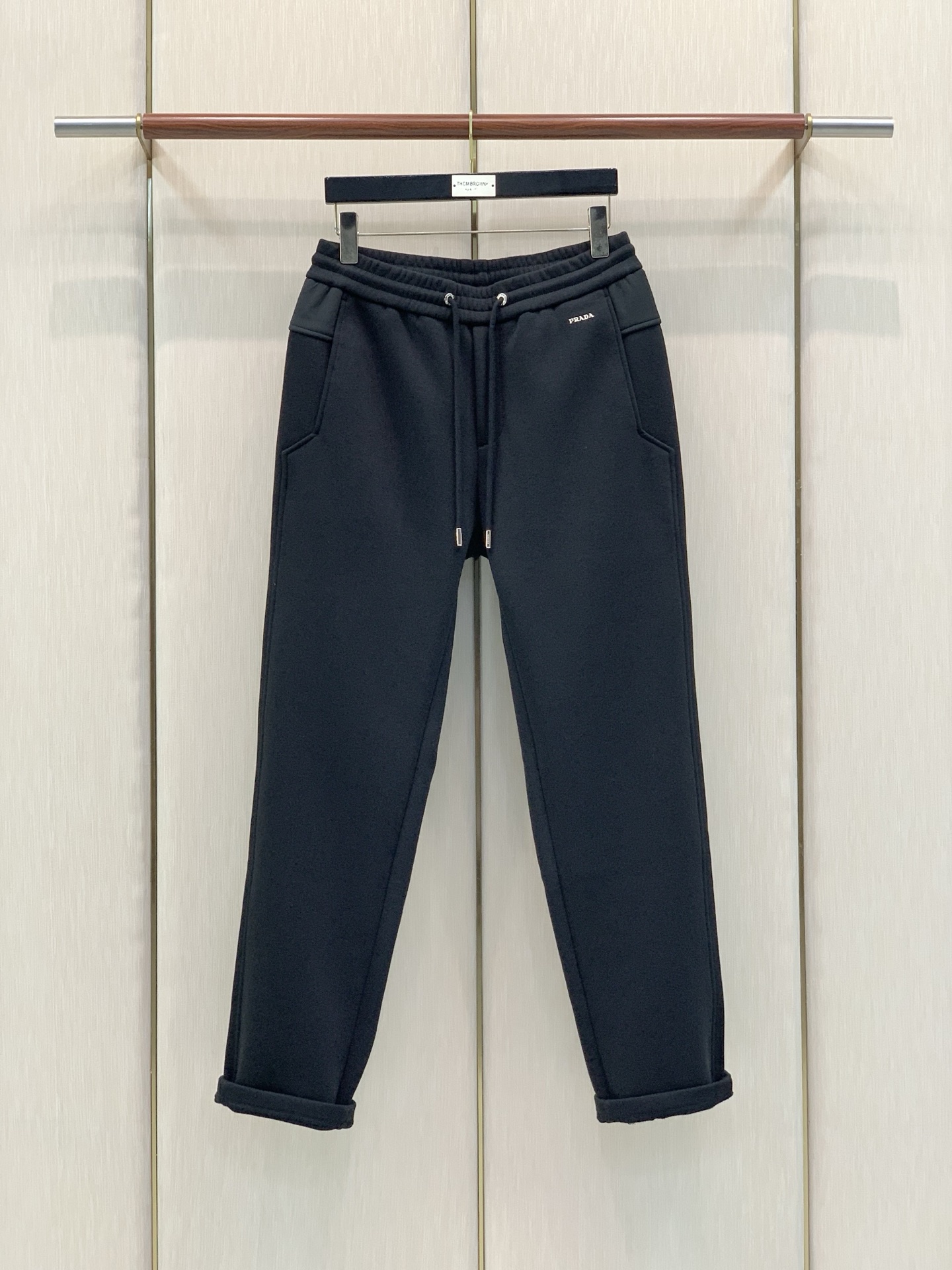 ，PRADA 普拉达，2026冬季最新品，专柜同步有售，时尚＋绒休闲裤，进口原版面料，做工极为复杂，唯一可以做代购级别的