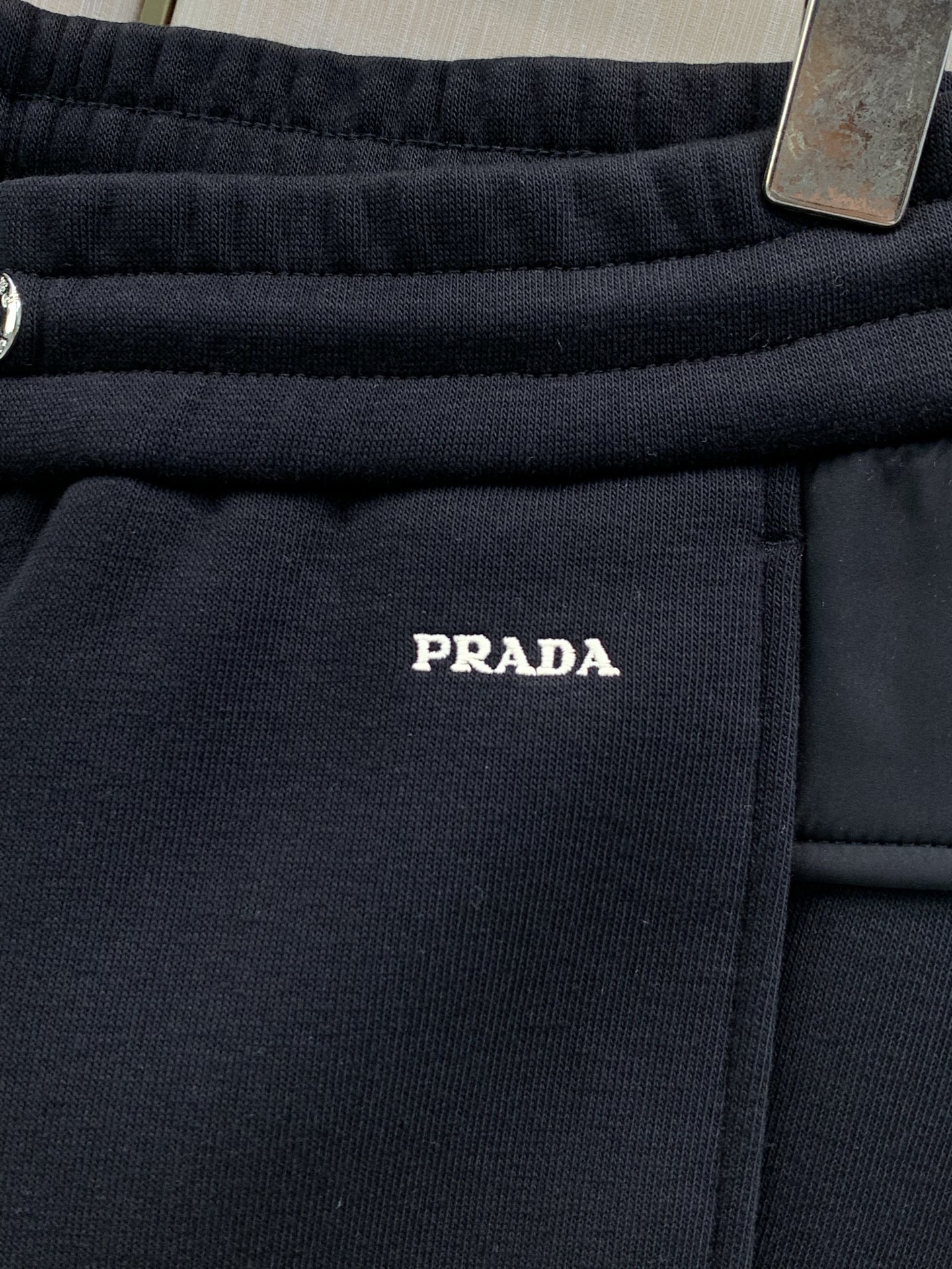 ,PRADA 普拉达,2026冬季最新品,专柜同步有售,时尚+绒休闲裤,进口原版面料,做工极为复杂,唯一可以做代购级别的 ,PRADA 普拉达,2026冬季最新品,专柜同步有售,时尚+绒休闲裤,进口原版面料,做工极为复杂,唯一可以做代购级别的