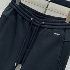 ,PRADA 普拉达,2026冬季最新品,专柜同步有售,时尚+绒休闲裤,进口原版面料,做工极为复杂,唯一可以做代购级别的 ,PRADA 普拉达,2026冬季最新品,专柜同步有售,时尚+绒休闲裤,进口原版面料,做工极为复杂,唯一可以做代购级别的