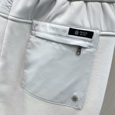 ,PRADA 普拉达,2026冬季最新品,专柜同步有售,时尚+绒休闲裤,进口原版面料,做工极为复杂,唯一可以做代购级别的 ,PRADA 普拉达,2026冬季最新品,专柜同步有售,时尚+绒休闲裤,进口原版面料,做工极为复杂,唯一可以做代购级别的