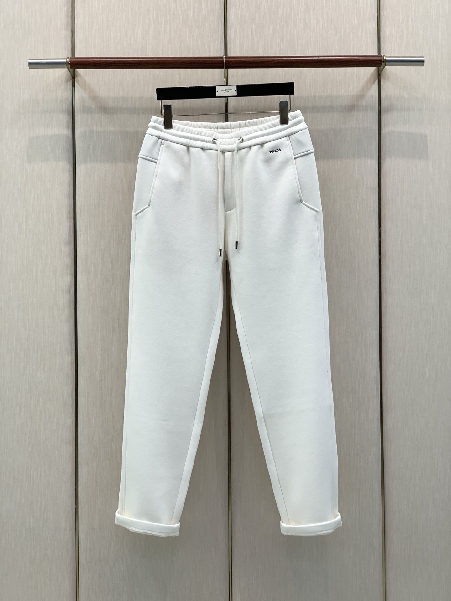 ，PRADA 普拉达，2026冬季最新品，专柜同步有售，时尚＋绒休闲裤，进口原版面料，做工极为复杂，唯一可以做代购级别的