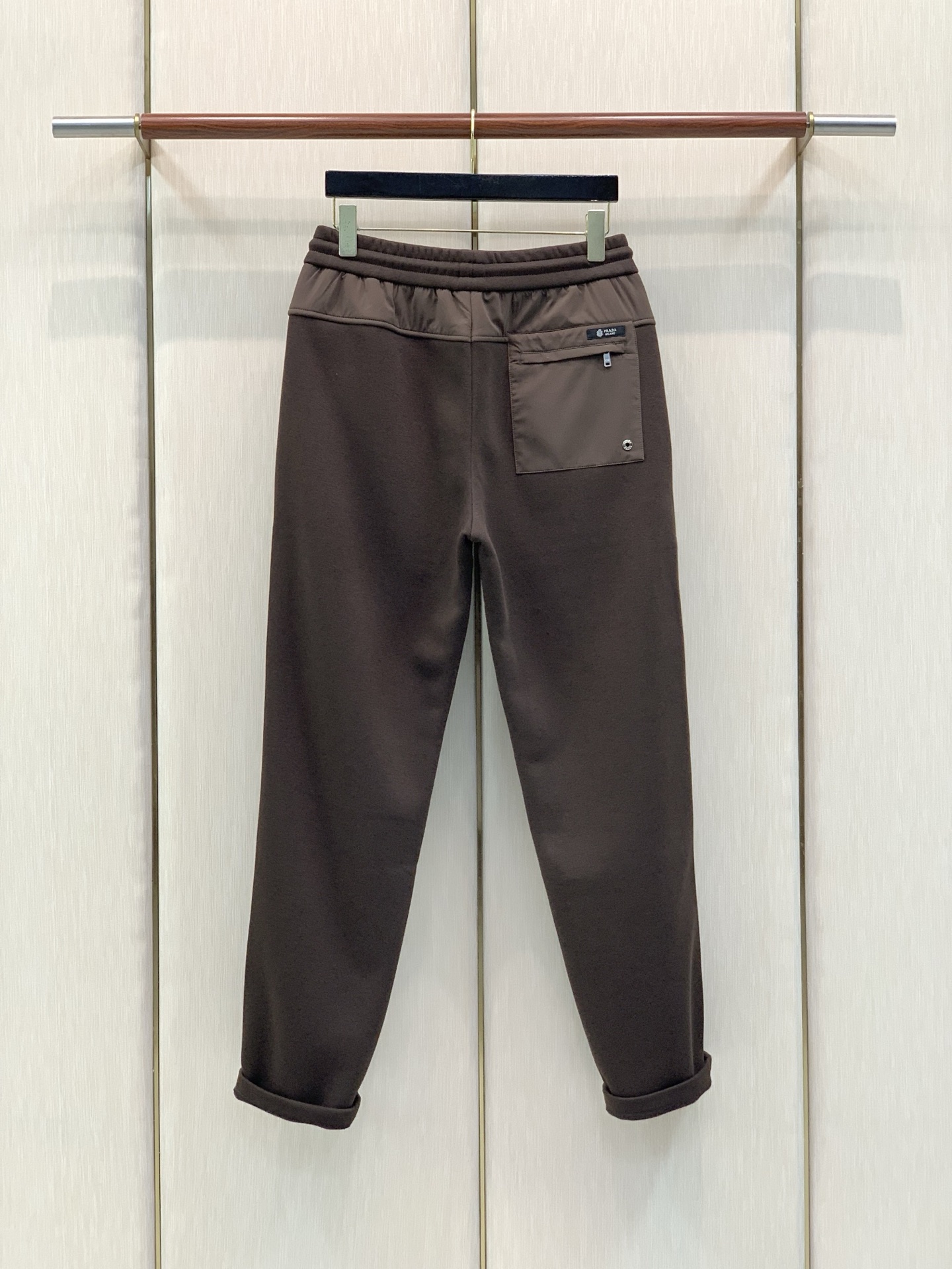 ,PRADA 普拉达,2026冬季最新品,专柜同步有售,时尚+绒休闲裤,进口原版面料,做工极为复杂,唯一可以做代购级别的 ,PRADA 普拉达,2026冬季最新品,专柜同步有售,时尚+绒休闲裤,进口原版面料,做工极为复杂,唯一可以做代购级别的