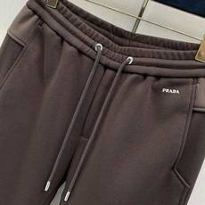,PRADA 普拉达,2026冬季最新品,专柜同步有售,时尚+绒休闲裤,进口原版面料,做工极为复杂,唯一可以做代购级别的 ,PRADA 普拉达,2026冬季最新品,专柜同步有售,时尚+绒休闲裤,进口原版面料,做工极为复杂,唯一可以做代购级别的