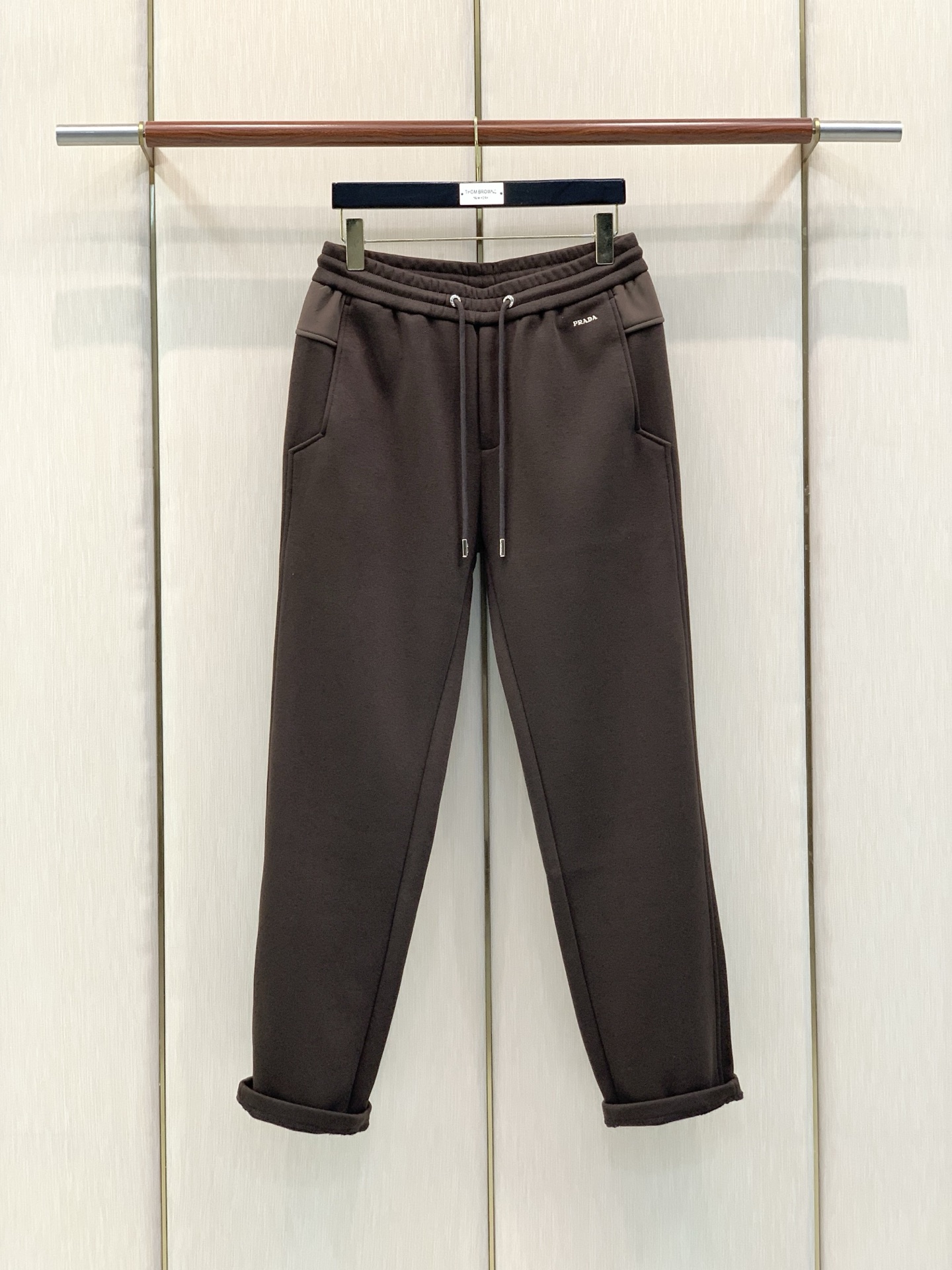 ，PRADA 普拉达，2026冬季最新品，专柜同步有售，时尚＋绒休闲裤，进口原版面料，做工极为复杂，唯一可以做代购级别的