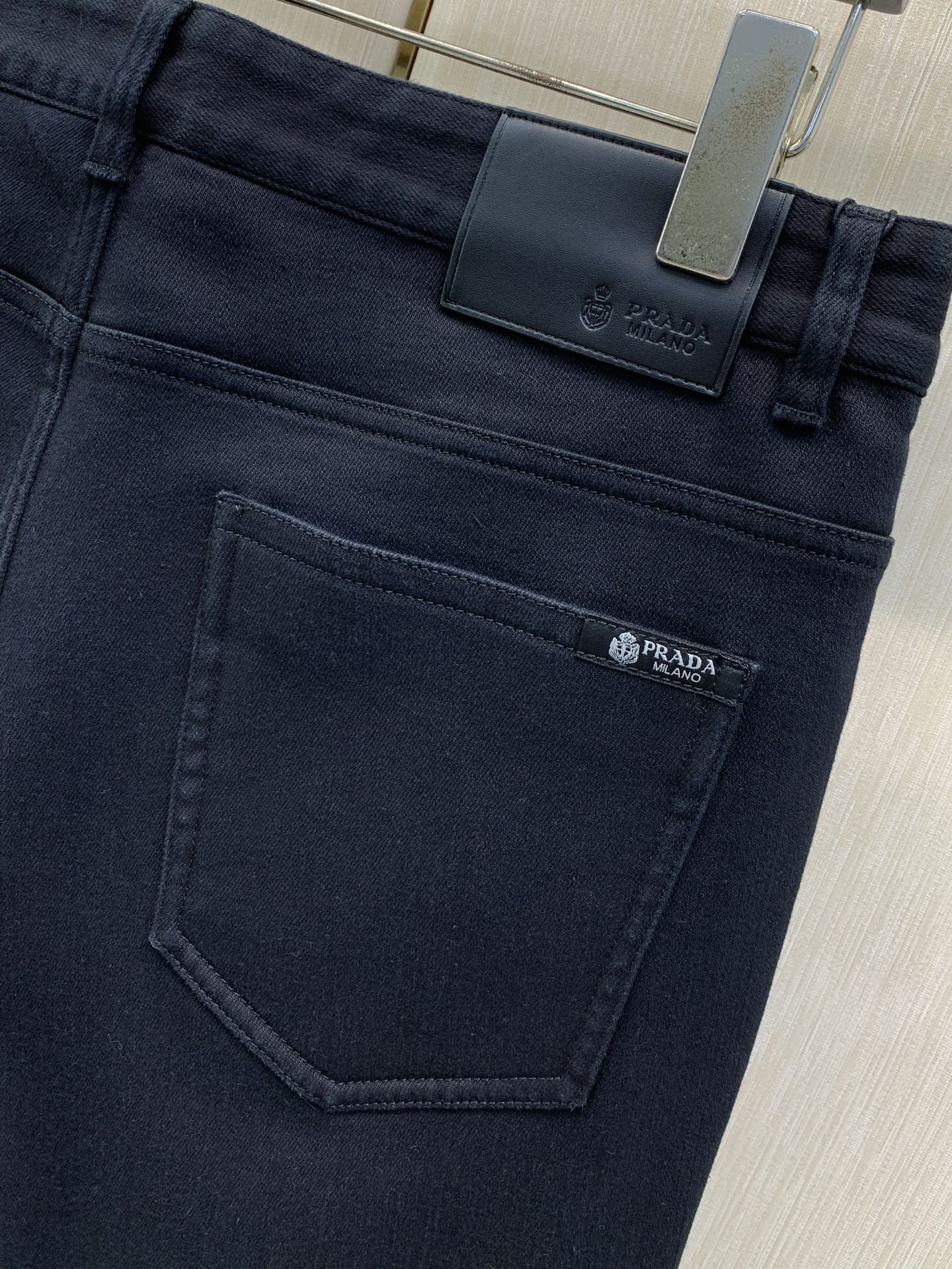 ，PRADA 普拉达，2026冬季最新品，专柜同步有售，时尚＋薄绒休闲牛仔裤，进口原版面料，做工极为复杂，唯一可以做代购