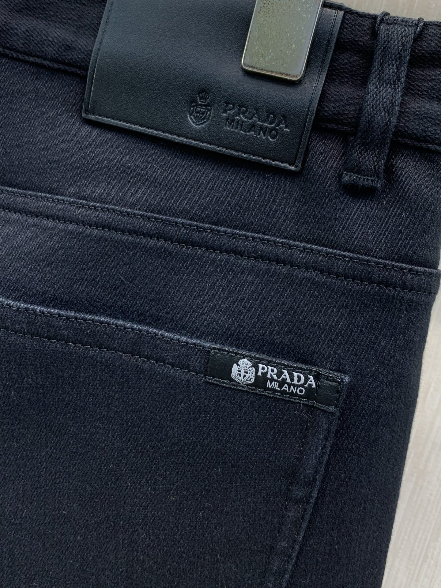 ，PRADA 普拉达，2026冬季最新品，专柜同步有售，时尚＋薄绒休闲牛仔裤，进口原版面料，做工极为复杂，唯一可以做代购
