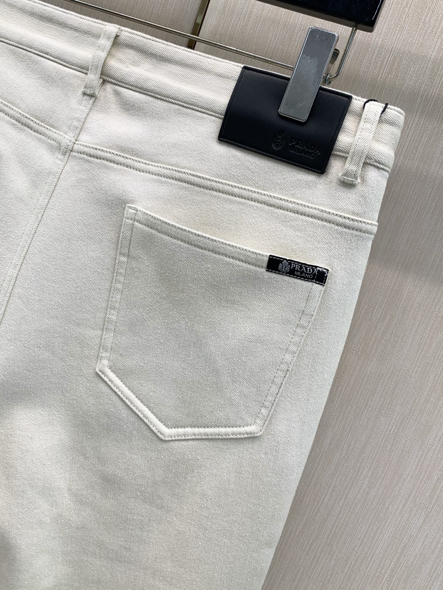 ，PRADA 普拉达，2026冬季最新品，专柜同步有售，时尚＋薄绒休闲牛仔裤，进口原版面料，做工极为复杂，唯一可以做代购