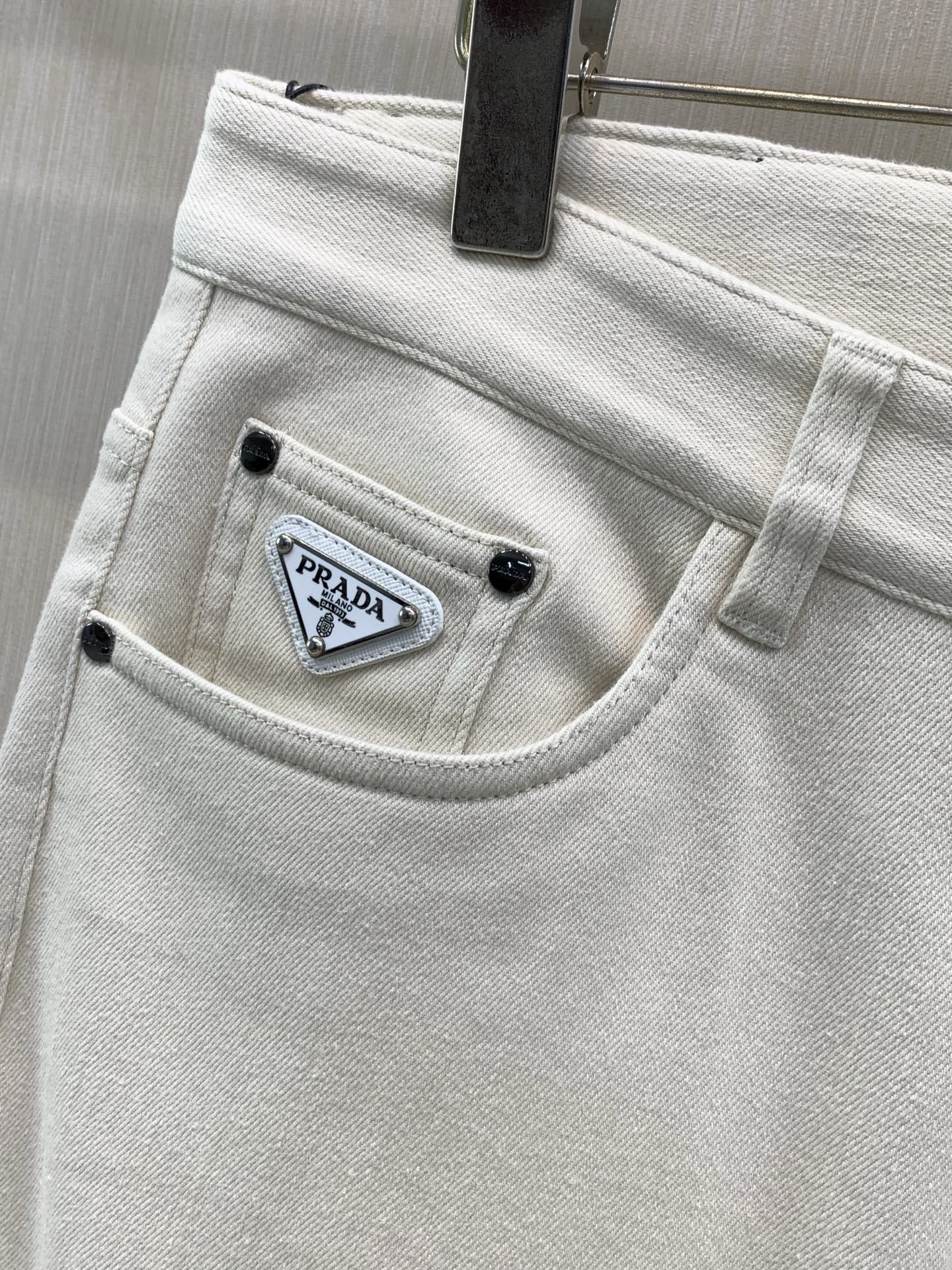 ，PRADA 普拉达，2026冬季最新品，专柜同步有售，时尚＋薄绒休闲牛仔裤，进口原版面料，做工极为复杂，唯一可以做代购
