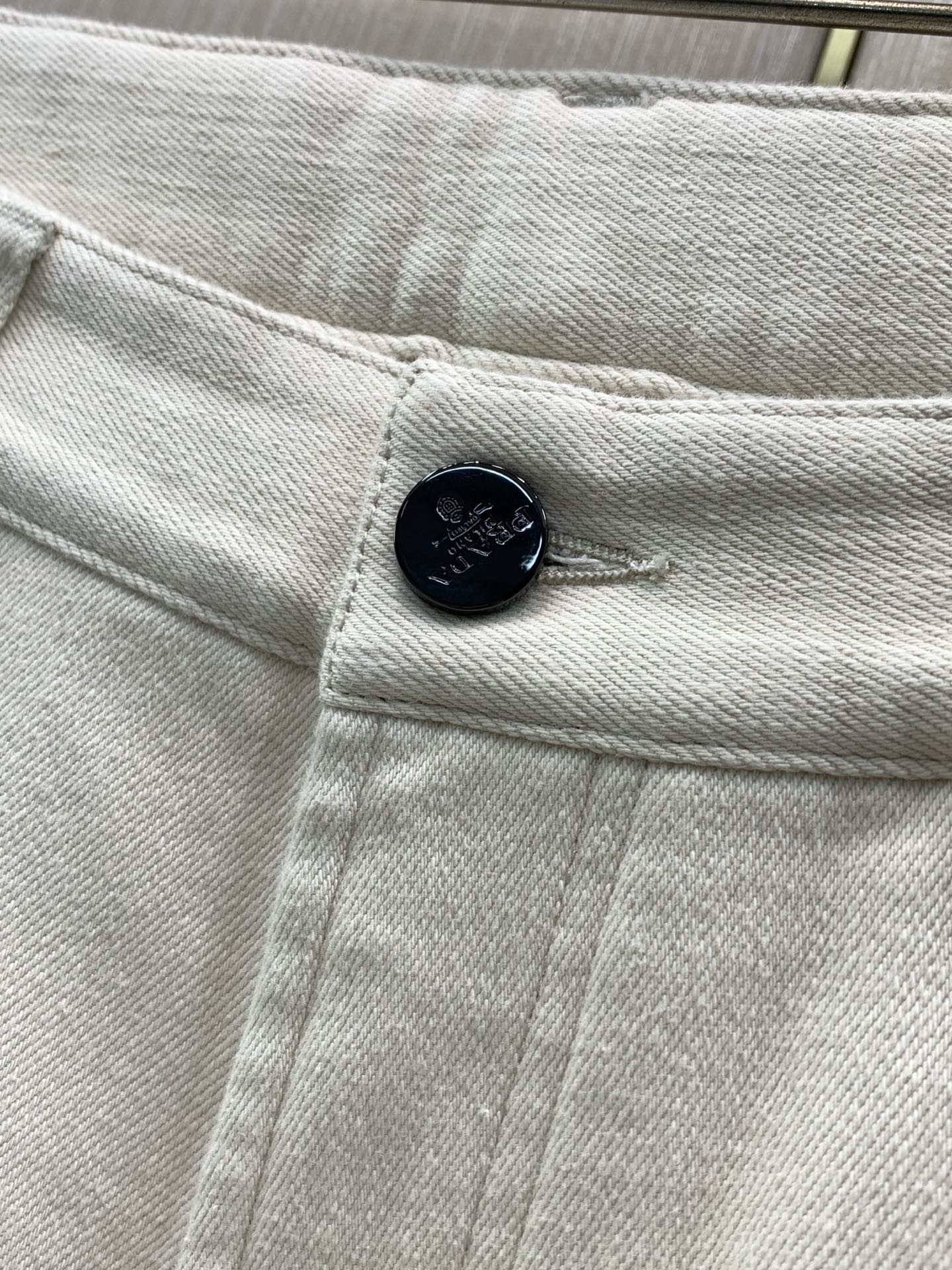 ，PRADA 普拉达，2026冬季最新品，专柜同步有售，时尚＋薄绒休闲牛仔裤，进口原版面料，做工极为复杂，唯一可以做代购