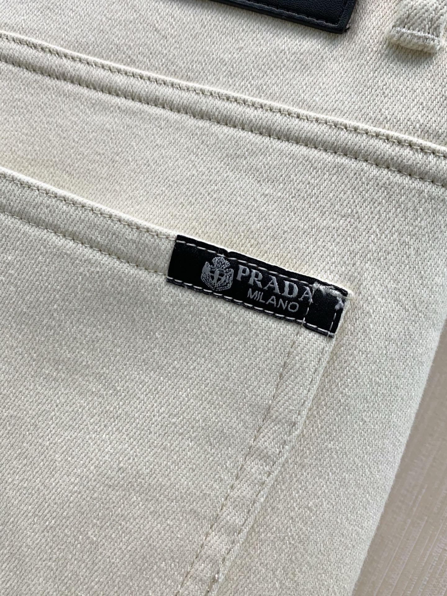 ，PRADA 普拉达，2026冬季最新品，专柜同步有售，时尚＋薄绒休闲牛仔裤，进口原版面料，做工极为复杂，唯一可以做代购
