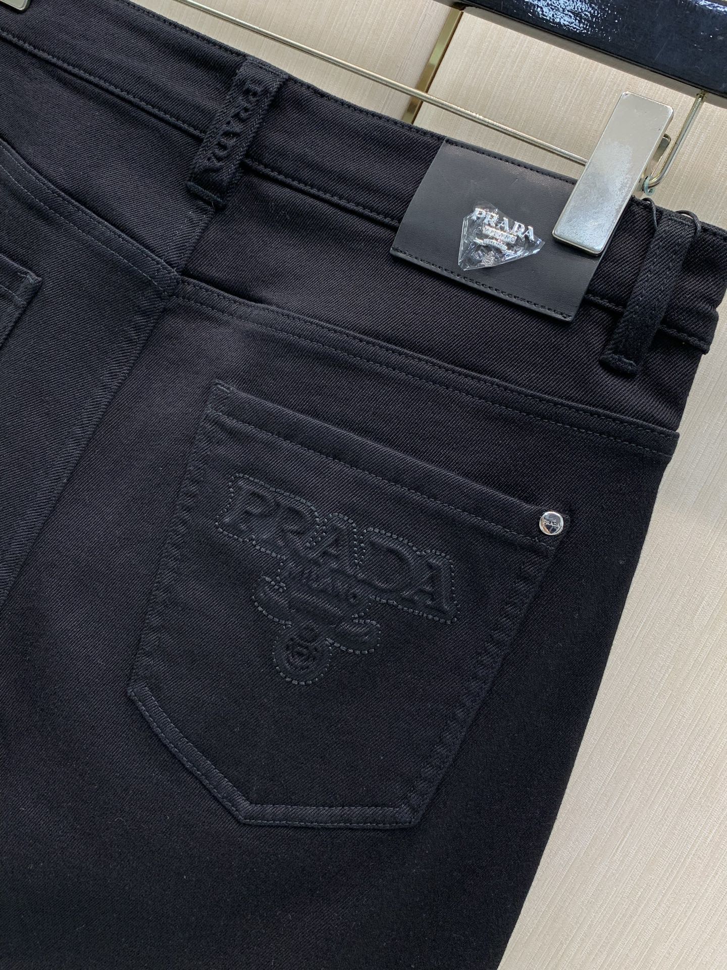 ,PRADA 普拉达,2026秋季最新品,专柜同步有售,时尚休闲牛仔裤,进口原版面料,做工极为复杂,唯一可以做代购级别的 ,PRADA 普拉达,2026秋季最新品,专柜同步有售,时尚休闲牛仔裤,进口原版面料,做工极为复杂,唯一可以做代购级别的