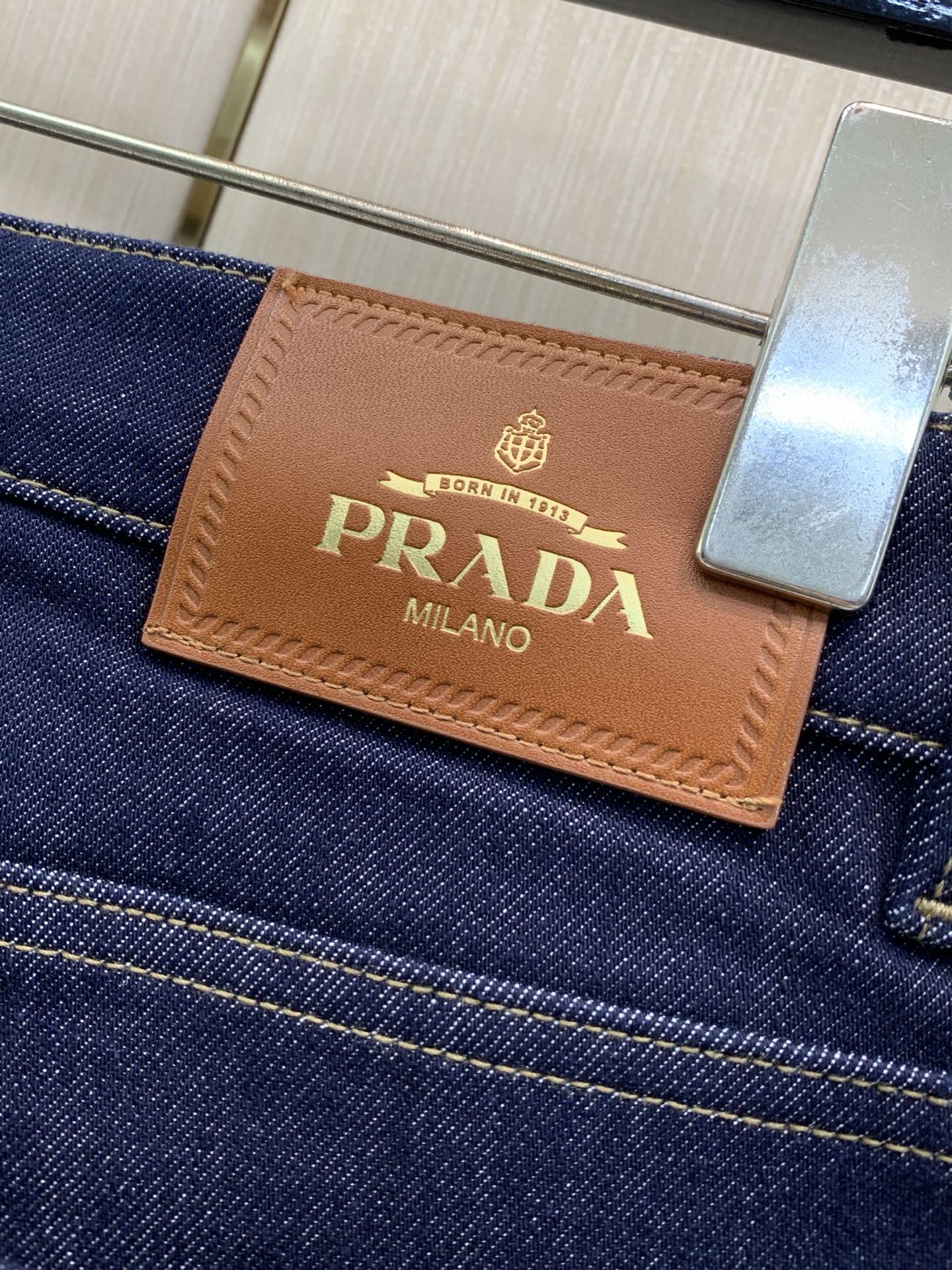 ，PRADA 普拉达，2026秋季最新品，专柜同步有售，时尚休闲水洗牛仔裤，进口原版面料，做工极为复杂，唯一可以做代购级