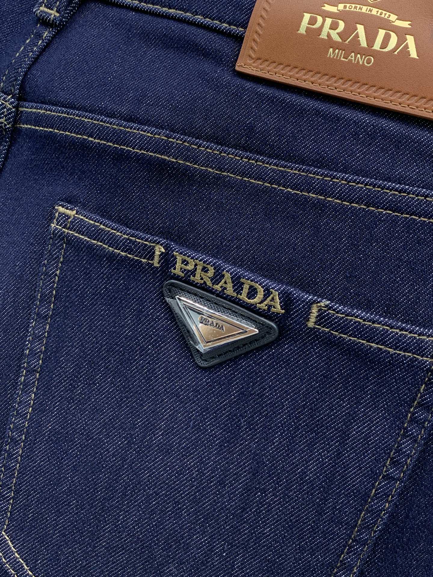 ，PRADA 普拉达，2026秋季最新品，专柜同步有售，时尚休闲水洗牛仔裤，进口原版面料，做工极为复杂，唯一可以做代购级