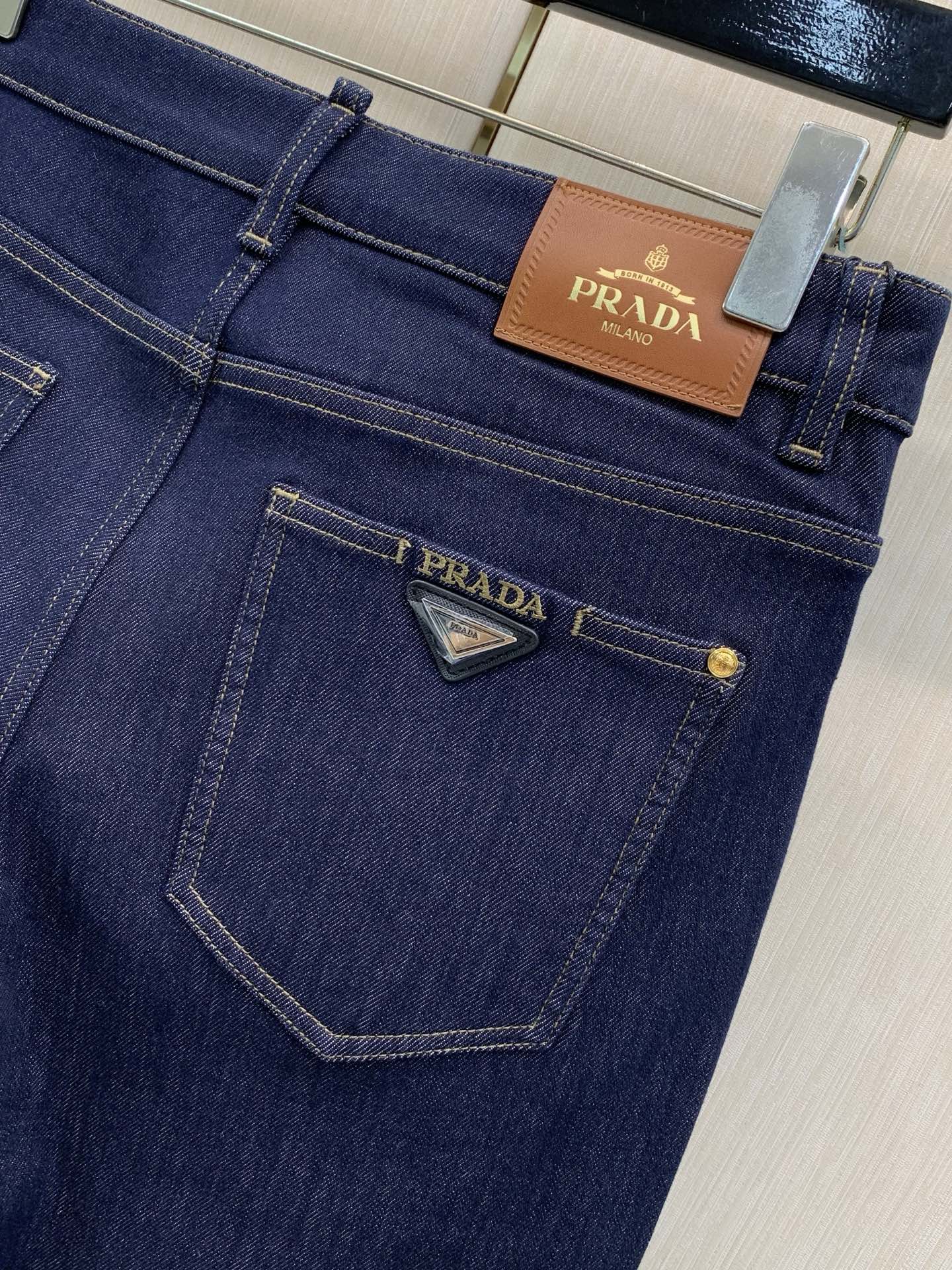 ，PRADA 普拉达，2026秋季最新品，专柜同步有售，时尚休闲水洗牛仔裤，进口原版面料，做工极为复杂，唯一可以做代购级