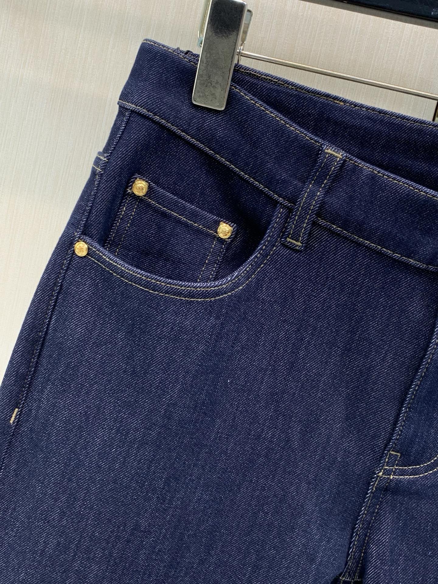，PRADA 普拉达，2026秋季最新品，专柜同步有售，时尚休闲水洗牛仔裤，进口原版面料，做工极为复杂，唯一可以做代购级