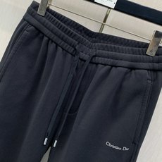 ,Dior 迪奥, 2026春秋新品,专柜同步有售,简约时尚休闲裤,原版进口面料,舒适透气,顶级刺绣🪡工艺字母图案装饰l ,Dior 迪奥, 2026春秋新品,专柜同步有售,简约时尚休闲裤,原版进口面料,舒适透气,顶级刺绣🪡工艺字母图案装饰l