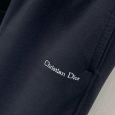 ,Dior 迪奥, 2026春秋新品,专柜同步有售,简约时尚休闲裤,原版进口面料,舒适透气,顶级刺绣🪡工艺字母图案装饰l ,Dior 迪奥, 2026春秋新品,专柜同步有售,简约时尚休闲裤,原版进口面料,舒适透气,顶级刺绣🪡工艺字母图案装饰l