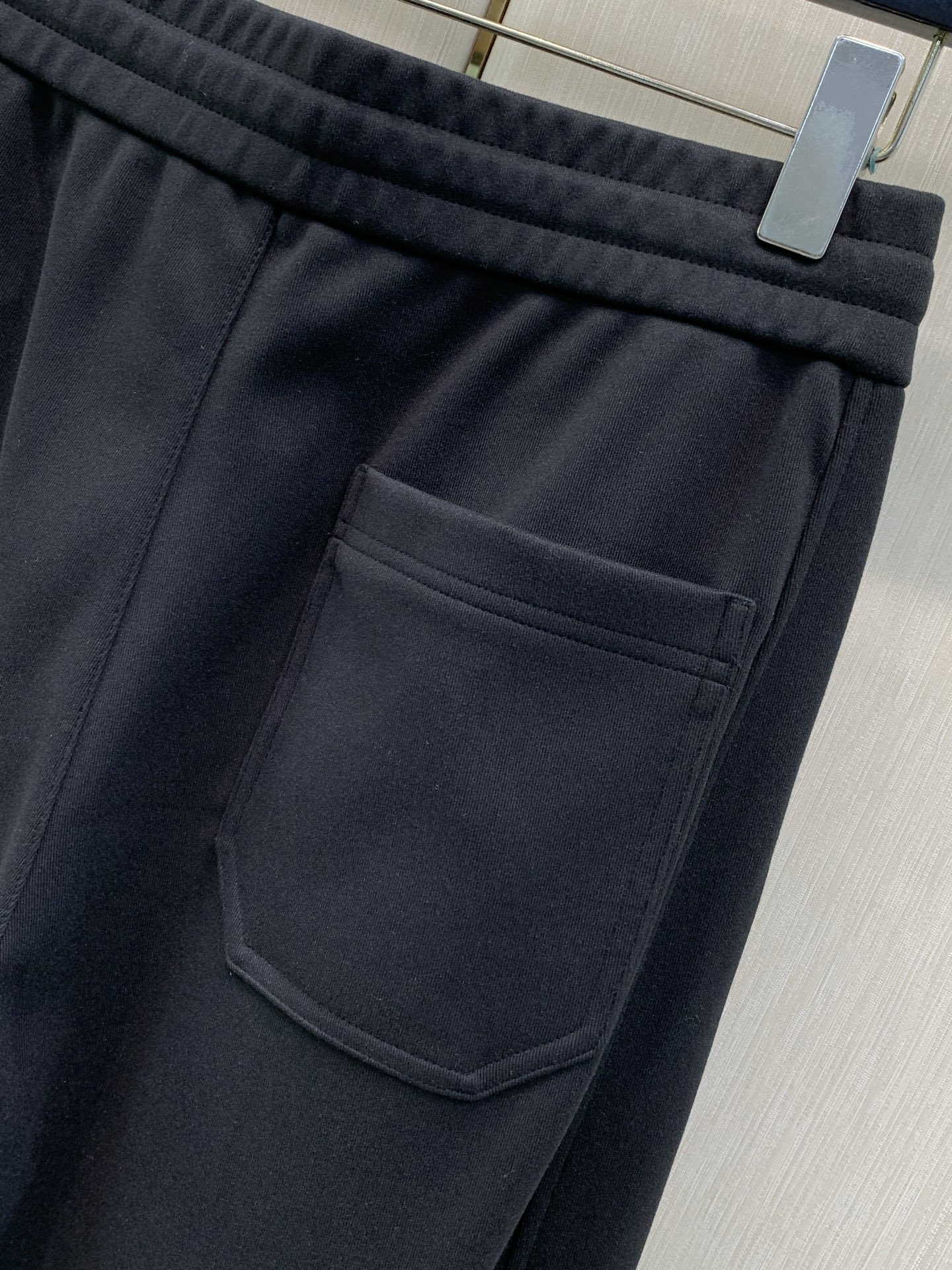 ,Dior 迪奥, 2026春秋新品,专柜同步有售,简约时尚休闲裤,原版进口面料,舒适透气,顶级刺绣🪡工艺字母图案装饰l ,Dior 迪奥, 2026春秋新品,专柜同步有售,简约时尚休闲裤,原版进口面料,舒适透气,顶级刺绣🪡工艺字母图案装饰l