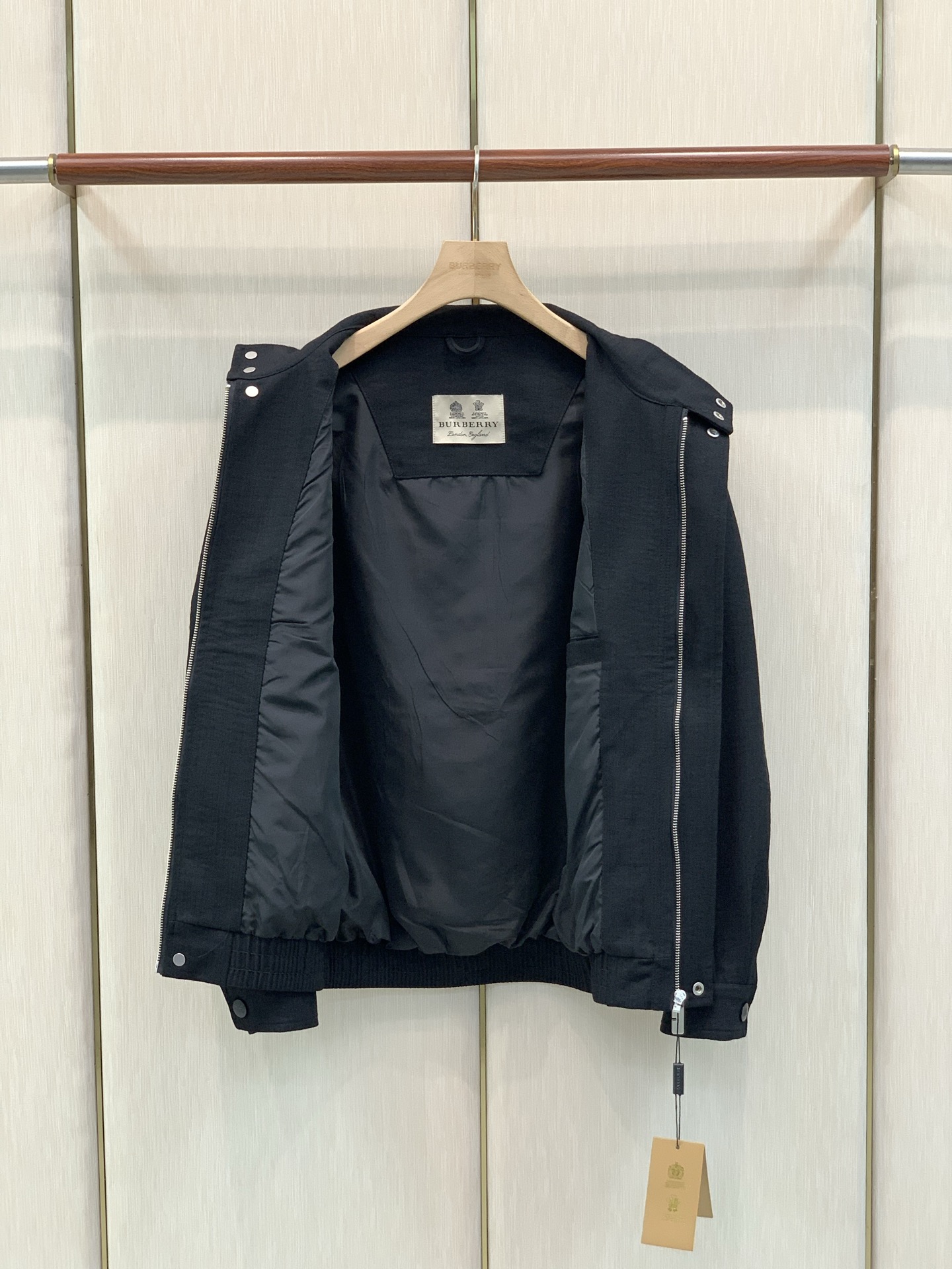 ，Burberry 巴宝莉，2026秋季最新品，专柜同步有售，原单狠货，时尚休闲立领夹克外套，进口原版面料，上身舒适透气