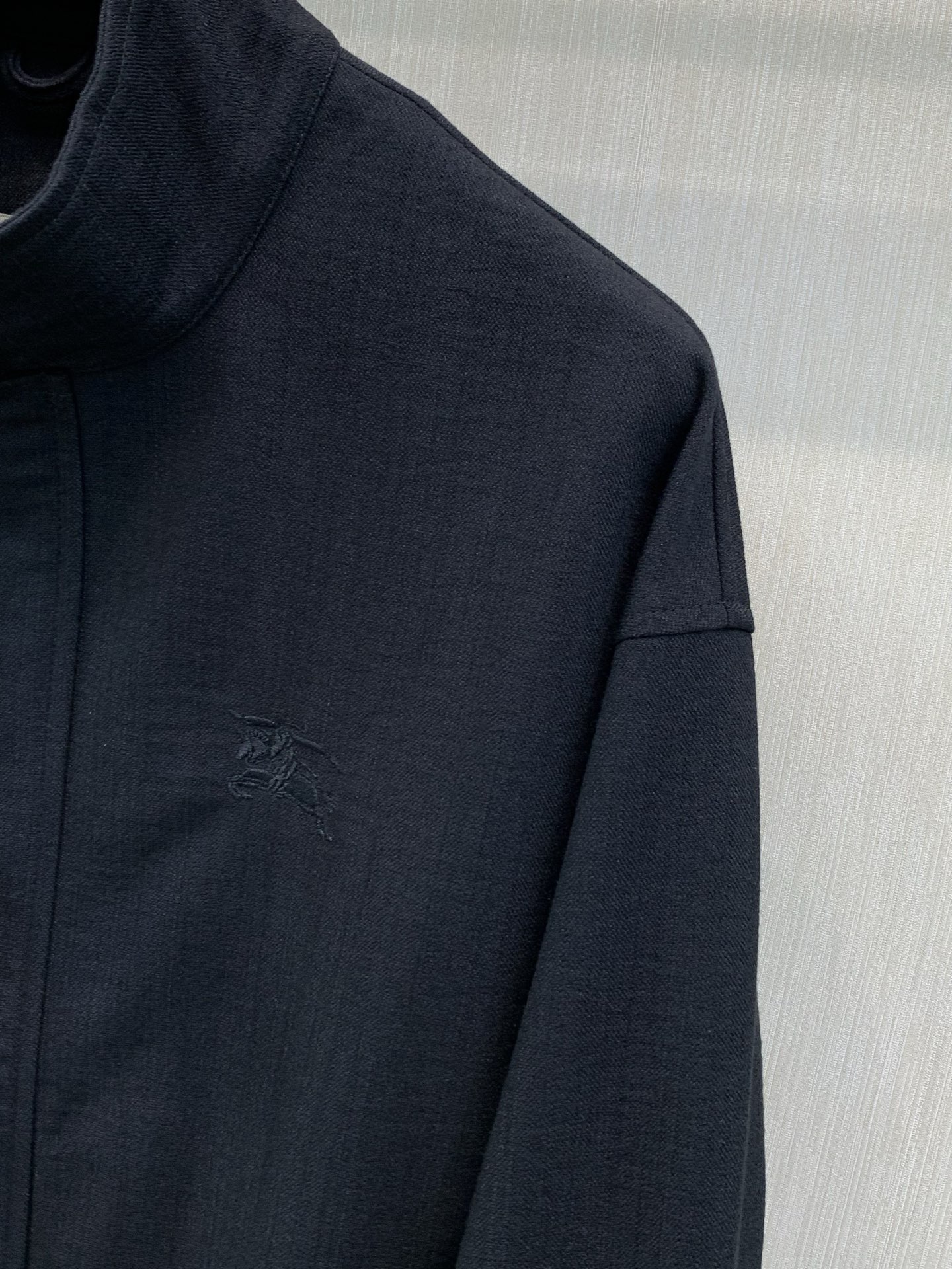 ，Burberry 巴宝莉，2026秋季最新品，专柜同步有售，原单狠货，时尚休闲立领夹克外套，进口原版面料，上身舒适透气