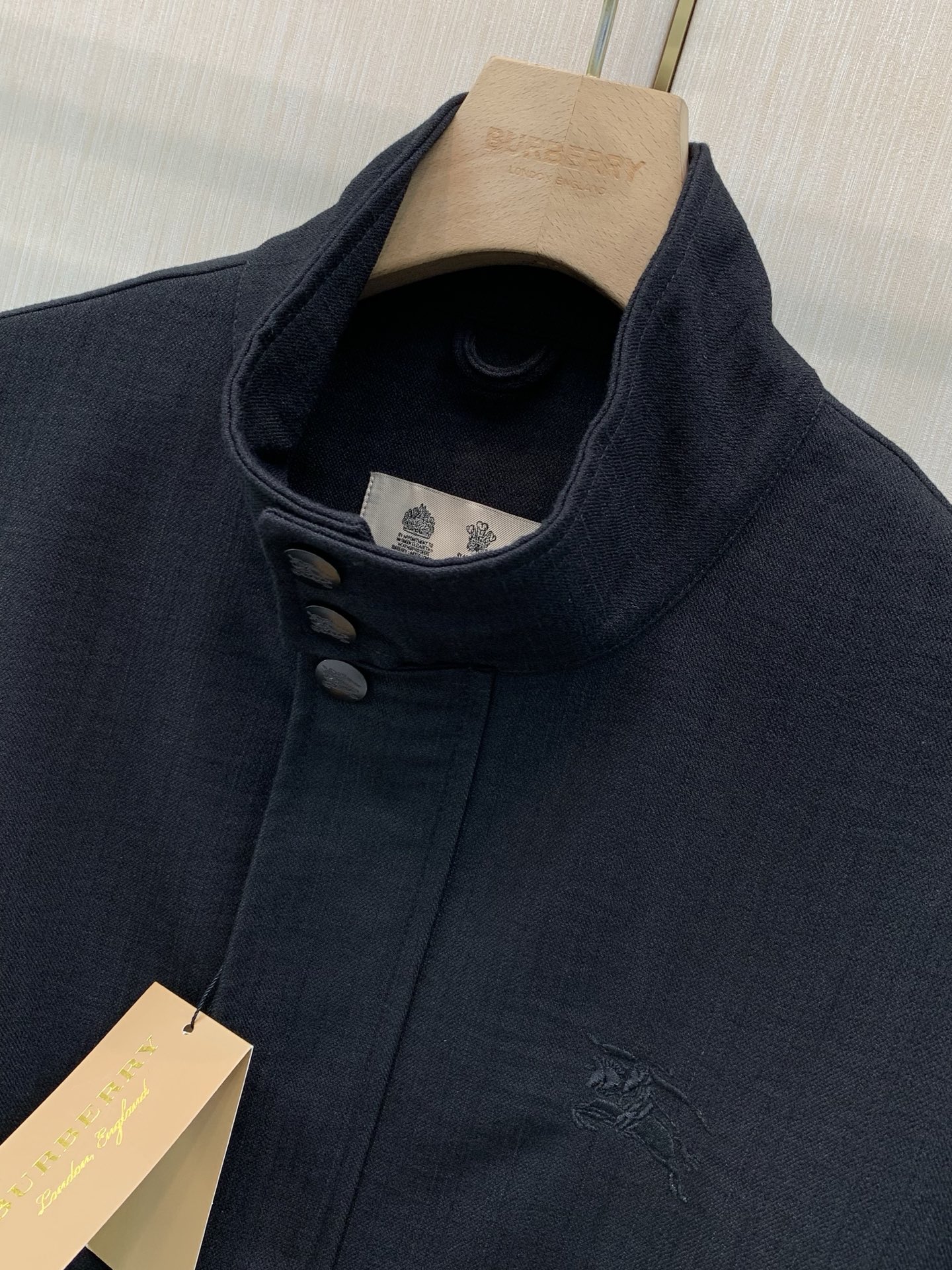 ，Burberry 巴宝莉，2026秋季最新品，专柜同步有售，原单狠货，时尚休闲立领夹克外套，进口原版面料，上身舒适透气