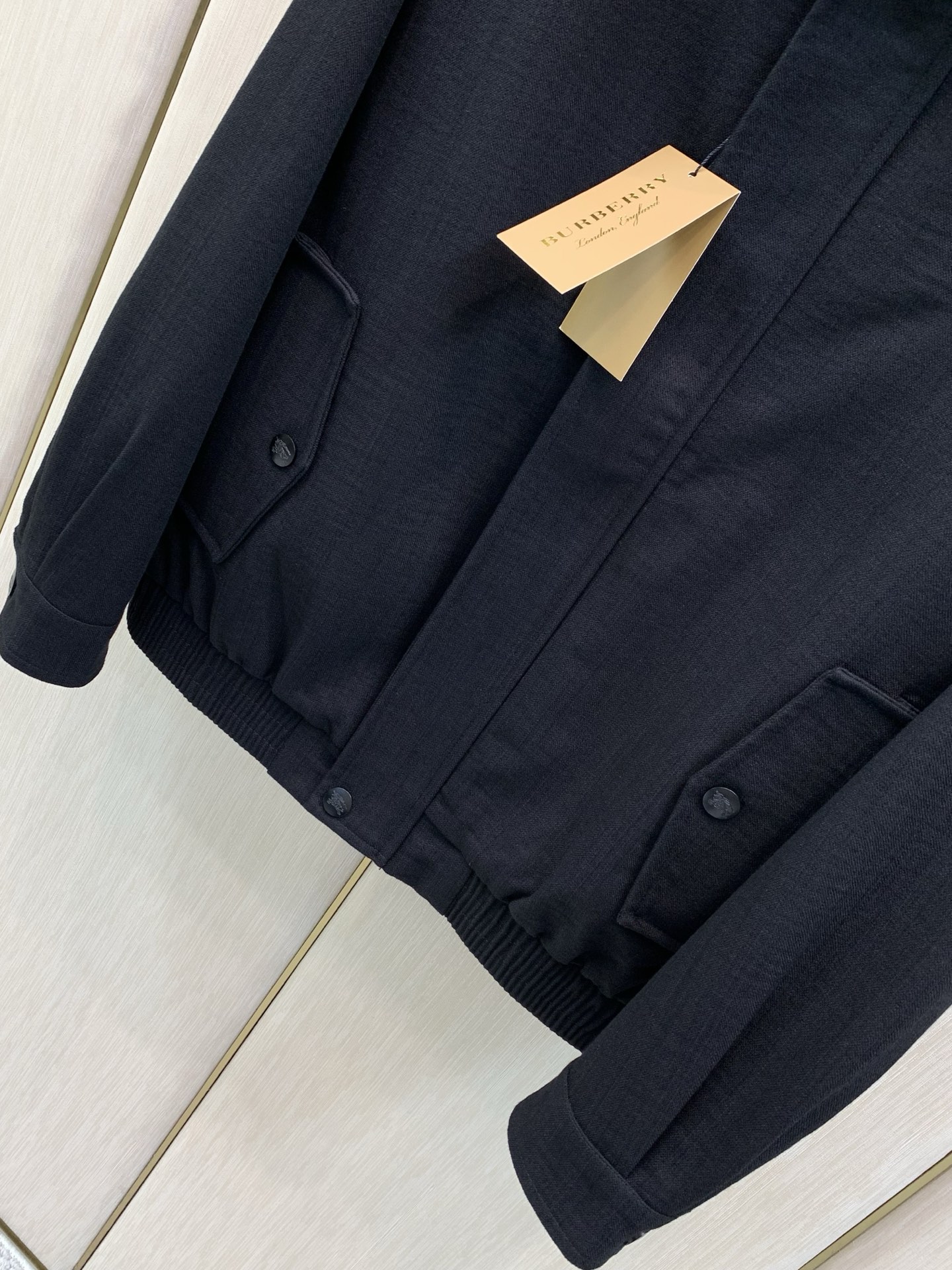 ，Burberry 巴宝莉，2026秋季最新品，专柜同步有售，原单狠货，时尚休闲立领夹克外套，进口原版面料，上身舒适透气