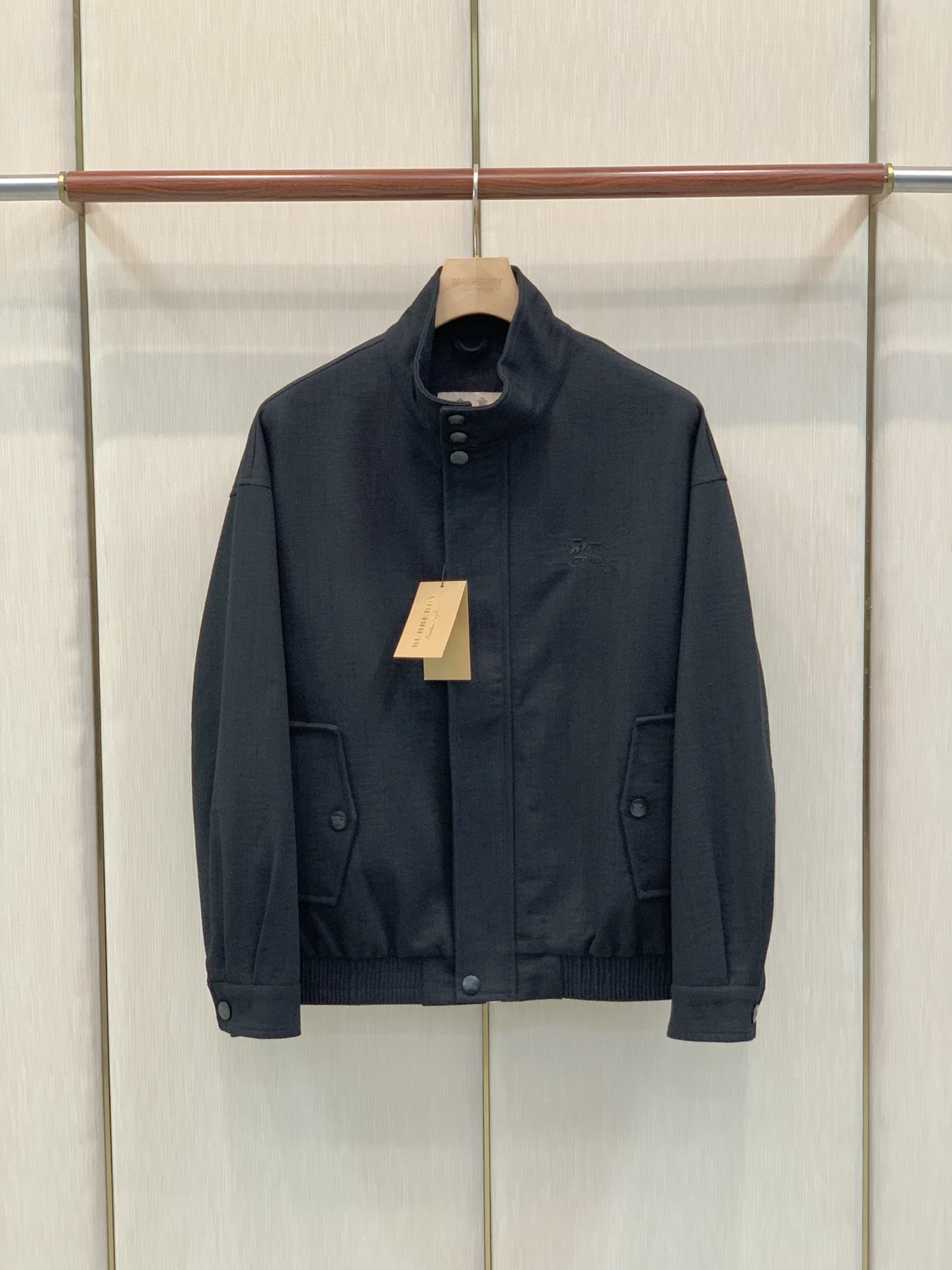 ，Burberry 巴宝莉，2026秋季最新品，专柜同步有售，原单狠货，时尚休闲立领夹克外套，进口原版面料，上身舒适透气
