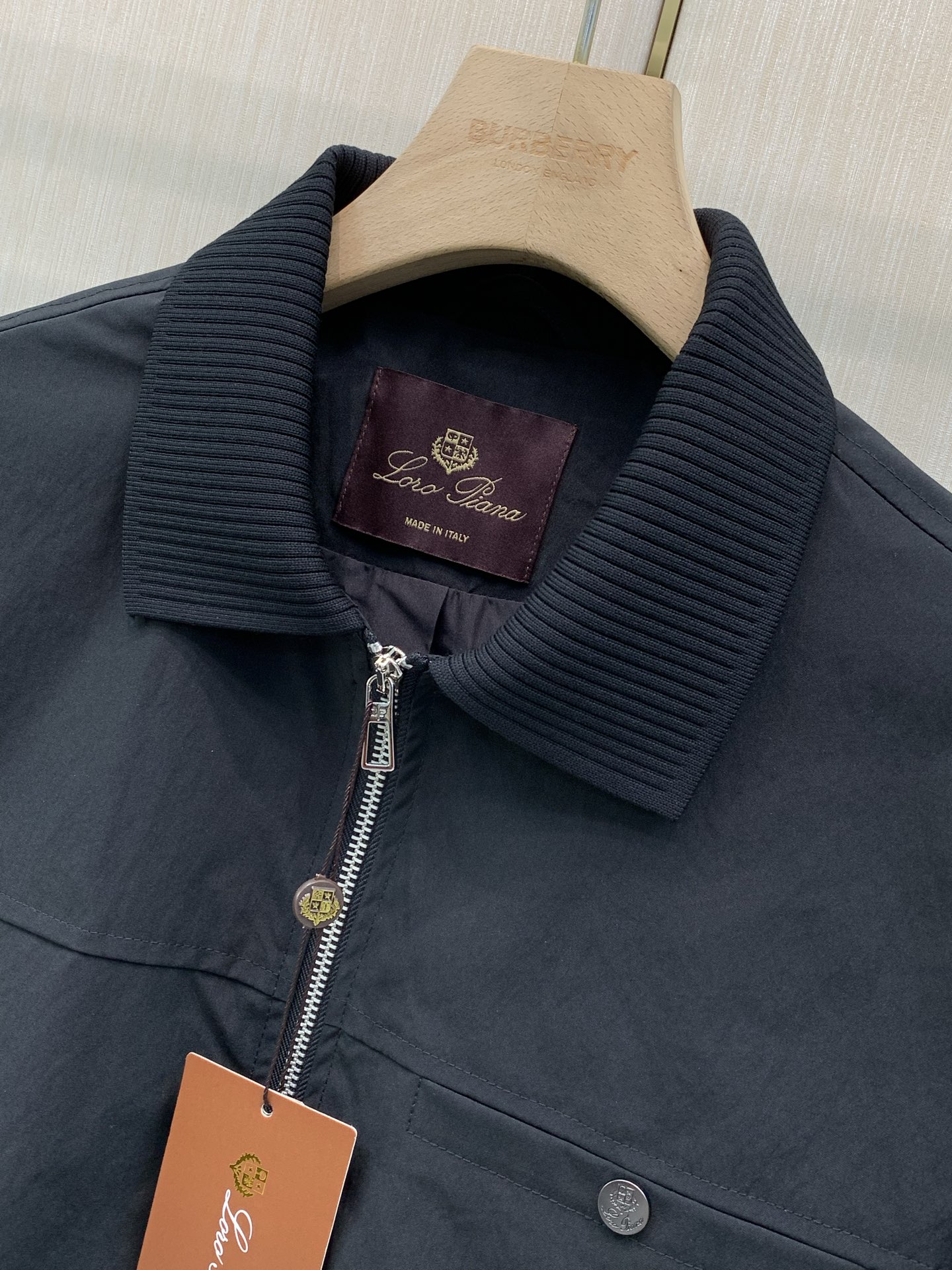 ,Loro Piana(Loro Piana ),2026秋季最新品,专柜同步有售,原单狠货,时尚休闲翻领夹克外套,采用 ,Loro Piana(Loro Piana ),2026秋季最新品,专柜同步有售,原单狠货,时尚休闲翻领夹克外套,采用