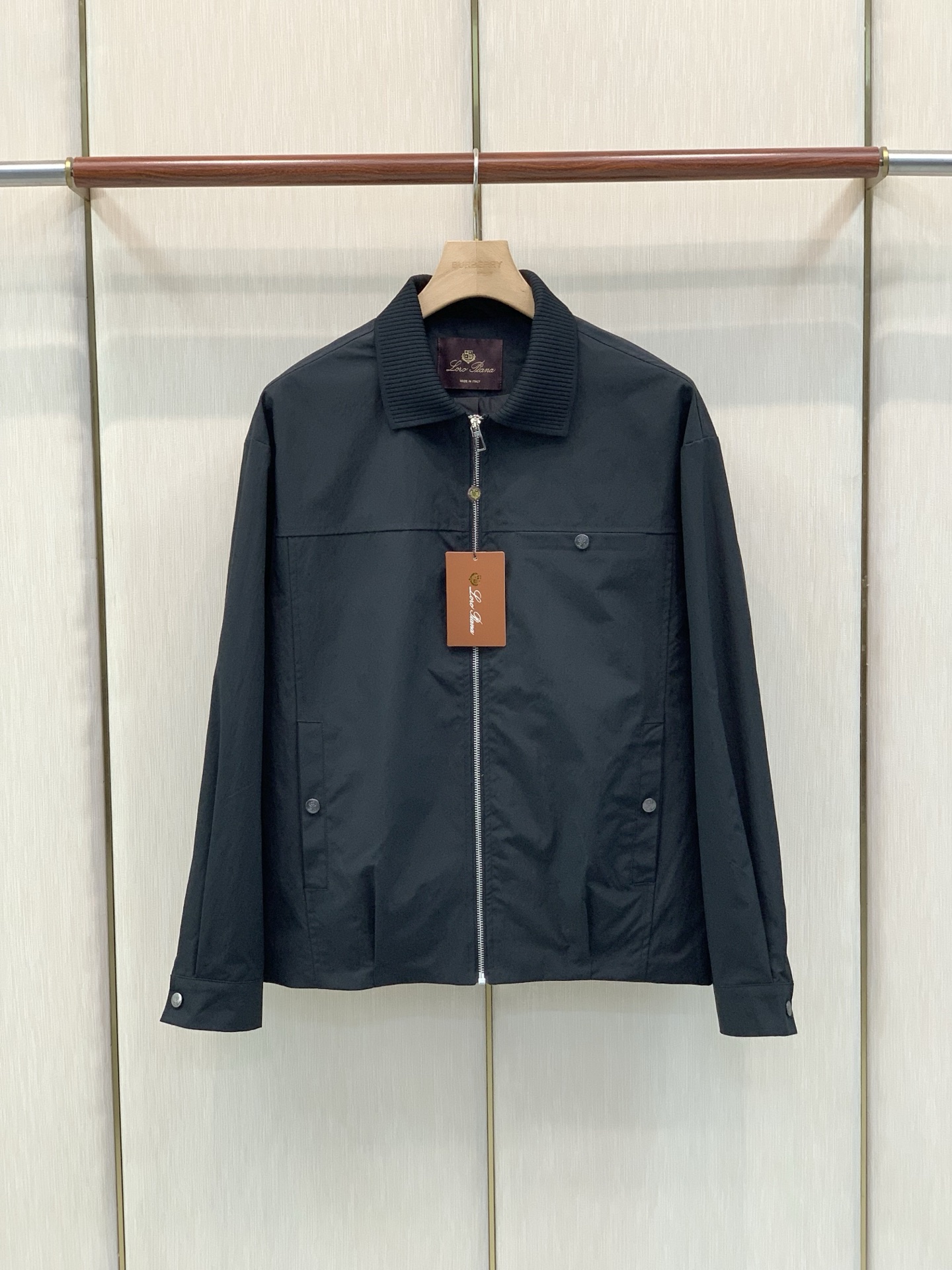 ，Loro Piana(Loro Piana )，2026秋季最新品，专柜同步有售，原单狠货，时尚休闲翻领夹克外套，采用