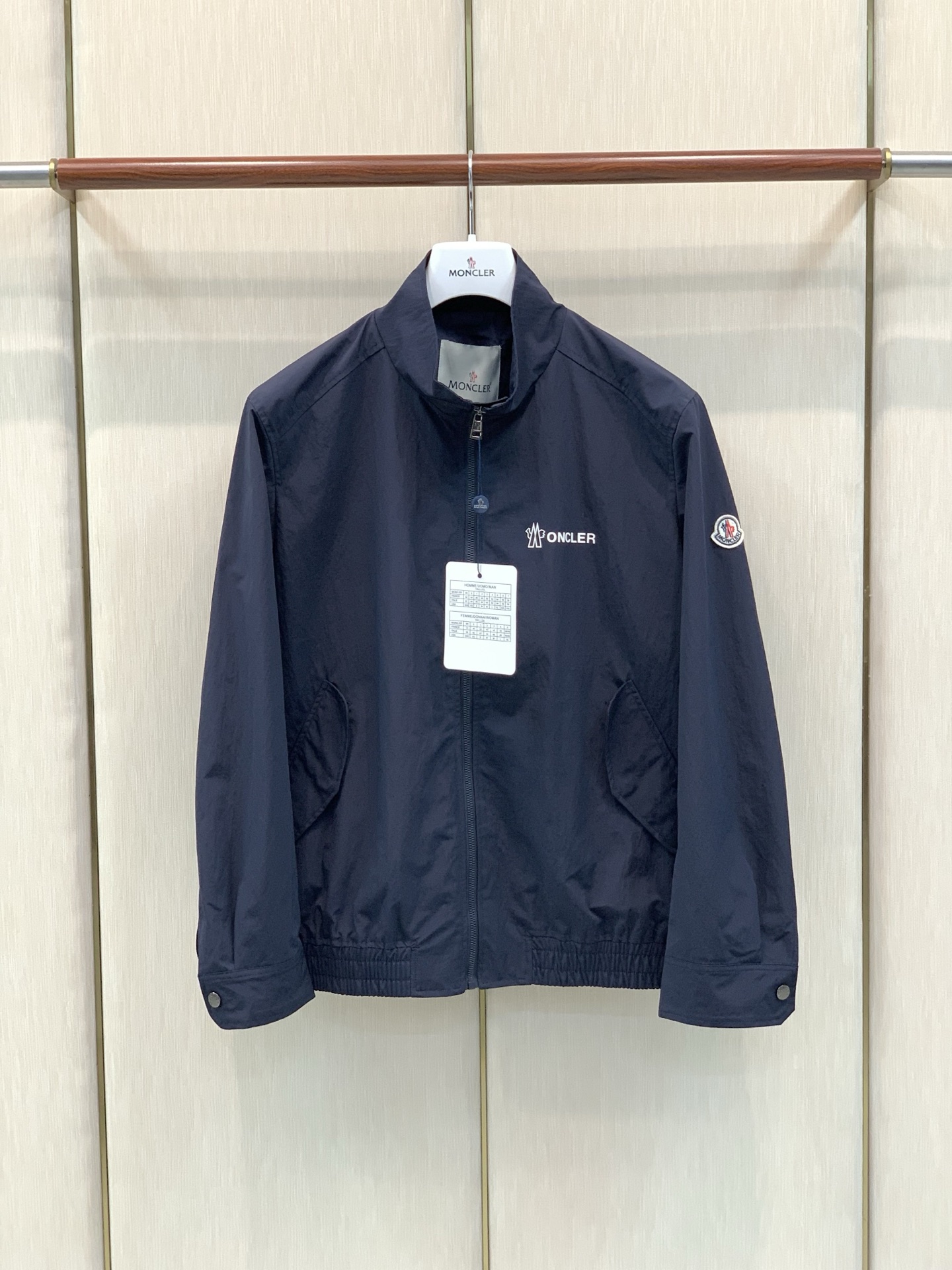 ，Moncler 蒙口，2026秋季最新品，专柜同步有售，原单狠货，时尚休闲立领夹克外套，上身舒适！吸睛而有亮点，采用进