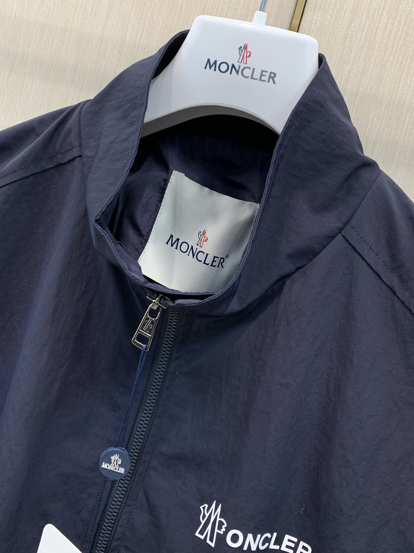 ,Moncler 蒙口,2026秋季最新品,专柜同步有售,原单狠货,时尚休闲立领夹克外套,上身舒适!吸睛而有亮点,采用进 ,Moncler 蒙口,2026秋季最新品,专柜同步有售,原单狠货,时尚休闲立领夹克外套,上身舒适!吸睛而有亮点,采用进