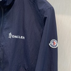 ,Moncler 蒙口,2026秋季最新品,专柜同步有售,原单狠货,时尚休闲立领夹克外套,上身舒适!吸睛而有亮点,采用进 ,Moncler 蒙口,2026秋季最新品,专柜同步有售,原单狠货,时尚休闲立领夹克外套,上身舒适!吸睛而有亮点,采用进