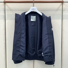 ,Moncler 蒙口,2026秋季最新品,专柜同步有售,原单狠货,时尚休闲立领夹克外套,上身舒适!吸睛而有亮点,采用进 ,Moncler 蒙口,2026秋季最新品,专柜同步有售,原单狠货,时尚休闲立领夹克外套,上身舒适!吸睛而有亮点,采用进