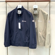 ,Moncler 蒙口,2026秋季最新品,专柜同步有售,原单狠货,时尚休闲立领夹克外套,上身舒适!吸睛而有亮点,采用进 ,Moncler 蒙口,2026秋季最新品,专柜同步有售,原单狠货,时尚休闲立领夹克外套,上身舒适!吸睛而有亮点,采用进