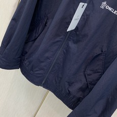 ,Moncler 蒙口,2026秋季最新品,专柜同步有售,原单狠货,时尚休闲立领夹克外套,上身舒适!吸睛而有亮点,采用进 ,Moncler 蒙口,2026秋季最新品,专柜同步有售,原单狠货,时尚休闲立领夹克外套,上身舒适!吸睛而有亮点,采用进