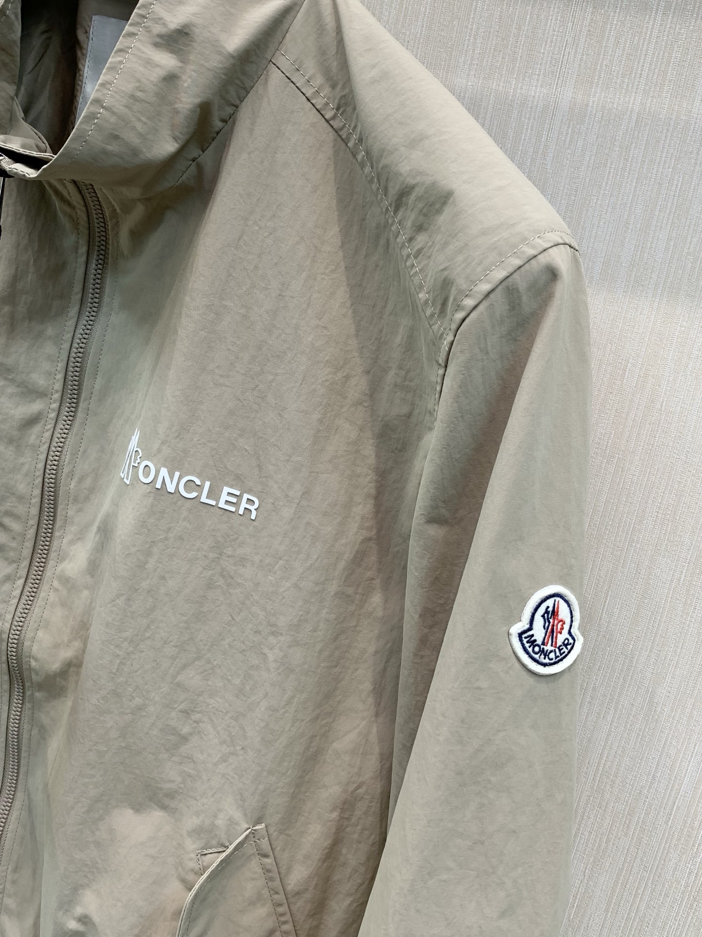 ,Moncler 蒙口,2026秋季最新品,专柜同步有售,原单狠货,时尚休闲立领夹克外套,上身舒适!吸睛而有亮点,采用进 ,Moncler 蒙口,2026秋季最新品,专柜同步有售,原单狠货,时尚休闲立领夹克外套,上身舒适!吸睛而有亮点,采用进