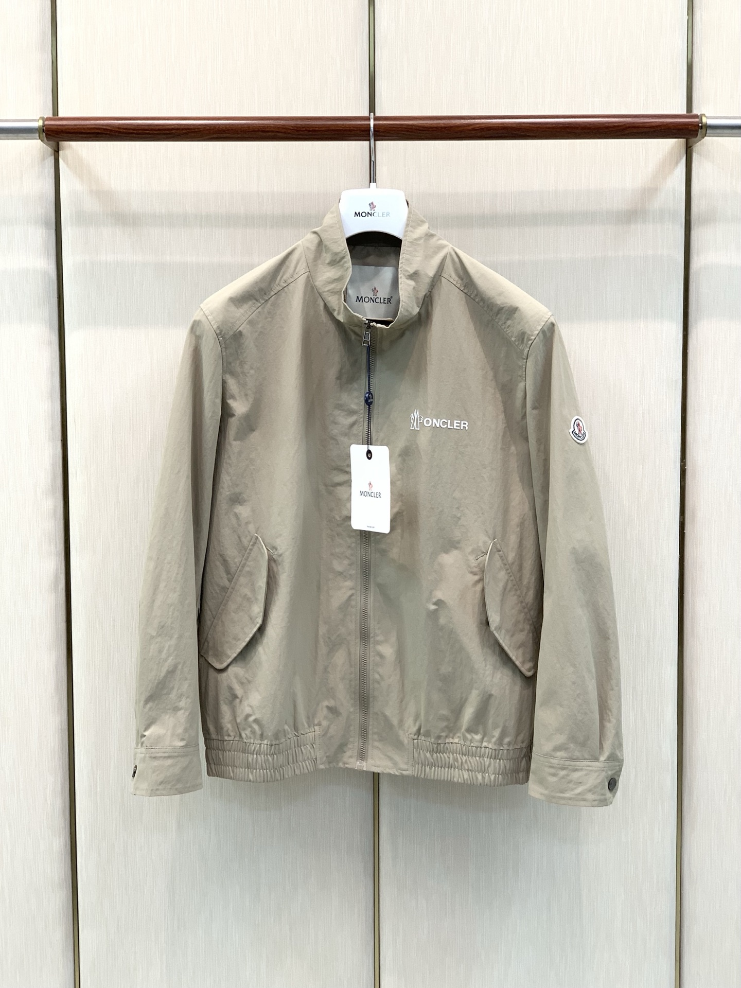 ，Moncler 蒙口，2026秋季最新品，专柜同步有售，原单狠货，时尚休闲立领夹克外套，上身舒适！吸睛而有亮点，采用进