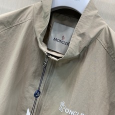 ,Moncler 蒙口,2026秋季最新品,专柜同步有售,原单狠货,时尚休闲立领夹克外套,上身舒适!吸睛而有亮点,采用进 ,Moncler 蒙口,2026秋季最新品,专柜同步有售,原单狠货,时尚休闲立领夹克外套,上身舒适!吸睛而有亮点,采用进
