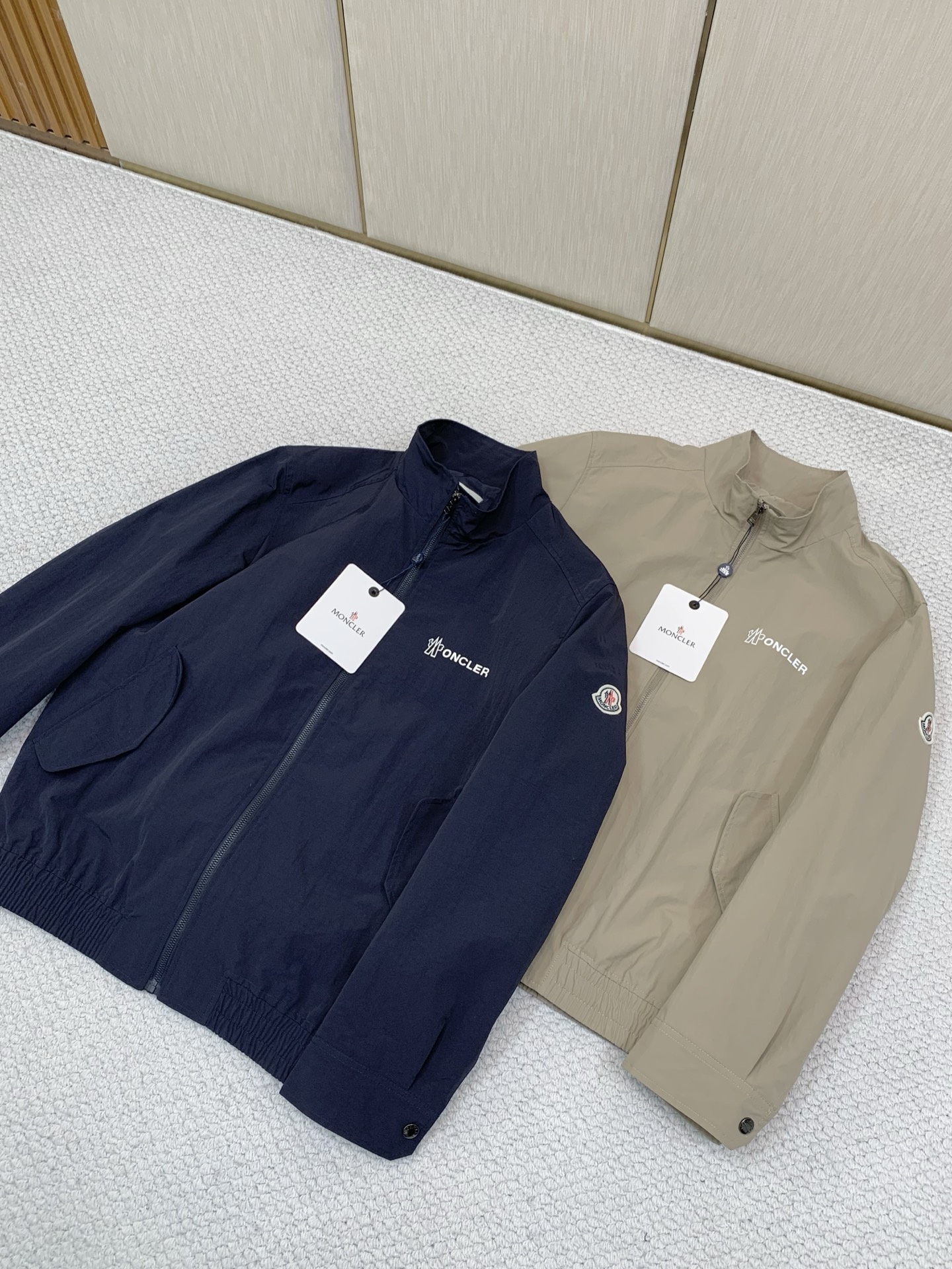 ,Moncler 蒙口,2026秋季最新品,专柜同步有售,原单狠货,时尚休闲立领夹克外套,上身舒适!吸睛而有亮点,采用进 ,Moncler 蒙口,2026秋季最新品,专柜同步有售,原单狠货,时尚休闲立领夹克外套,上身舒适!吸睛而有亮点,采用进