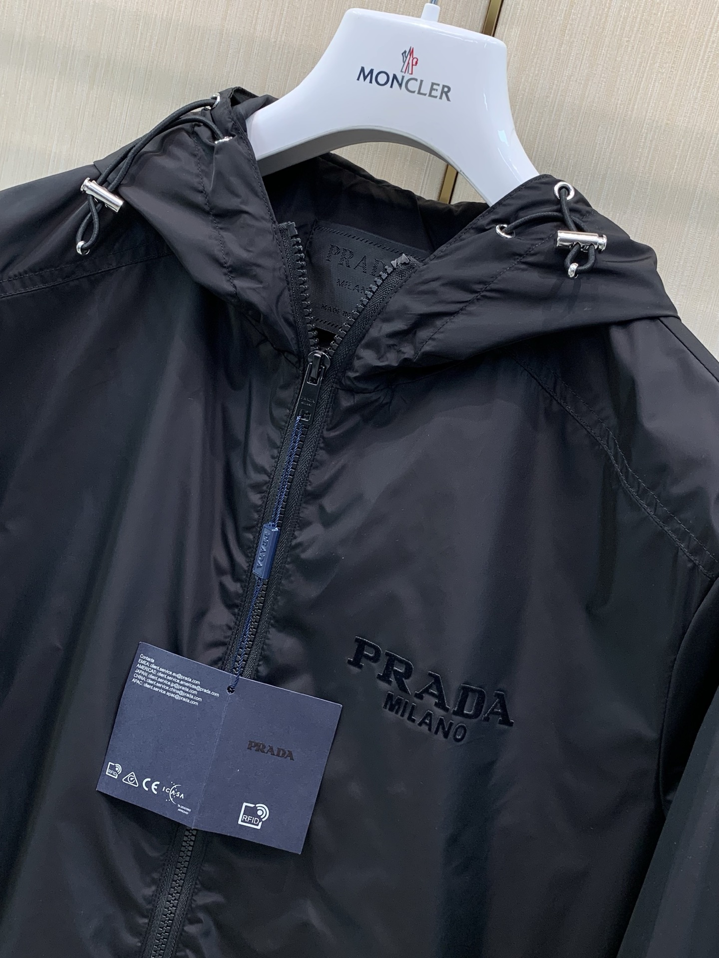 ,PRADA 普拉达,2026秋季最新品,专柜同步有售,时尚休闲连帽夹克外套,进口原版面料,做工极为复杂,唯一可以做代购 ,PRADA 普拉达,2026秋季最新品,专柜同步有售,时尚休闲连帽夹克外套,进口原版面料,做工极为复杂,唯一可以做代购